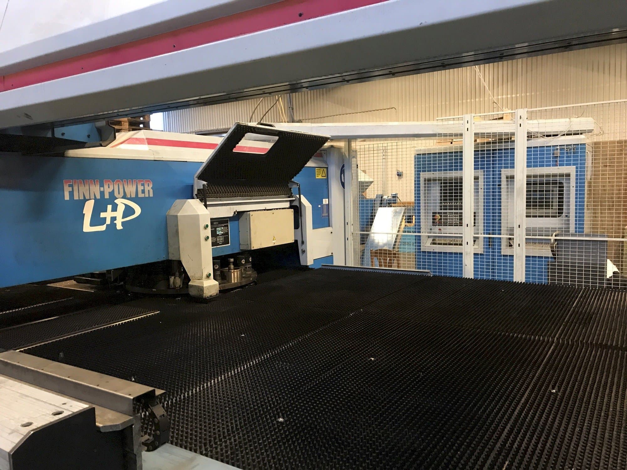 A Finn-Power LP6  gép elölnézete