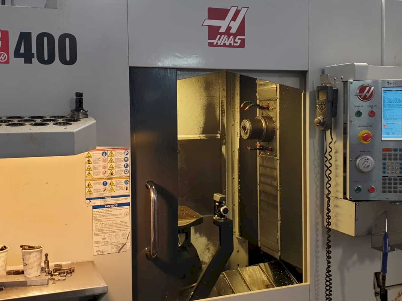 A HAAS EC400  gép elölnézete