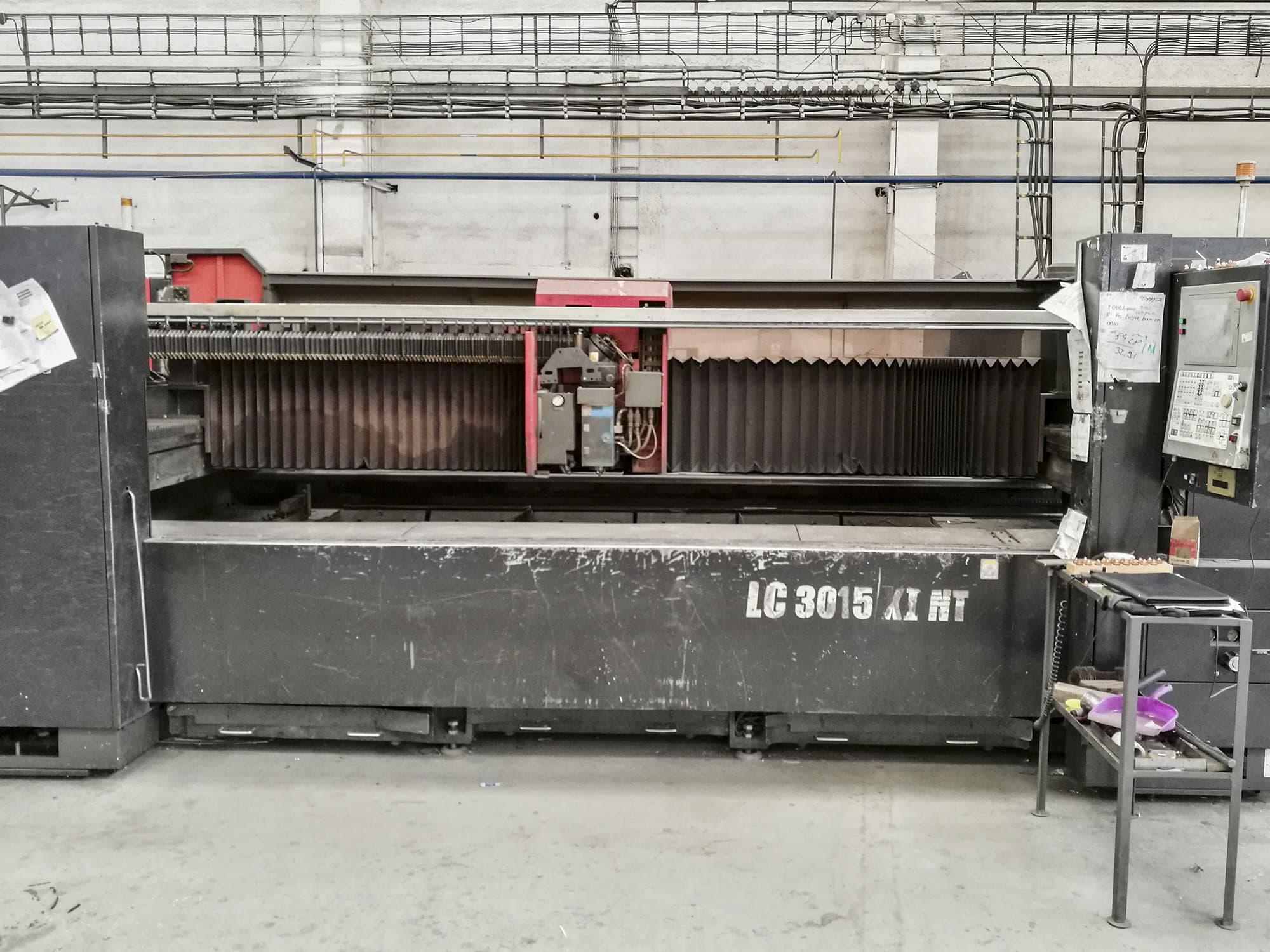 A AMADA LC 3015 X1 NT  gép elölnézete