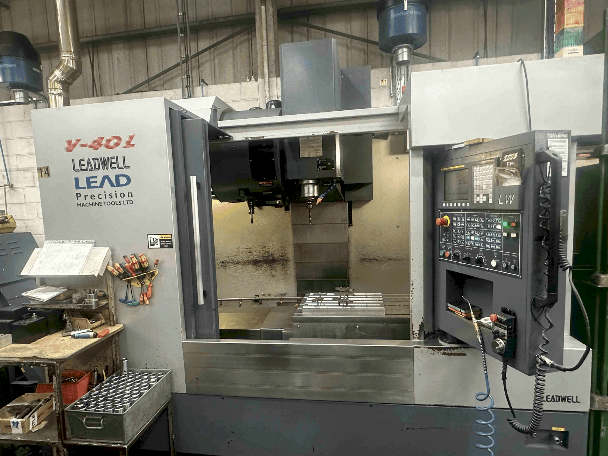 A Leadwell V-40L  gép elölnézete