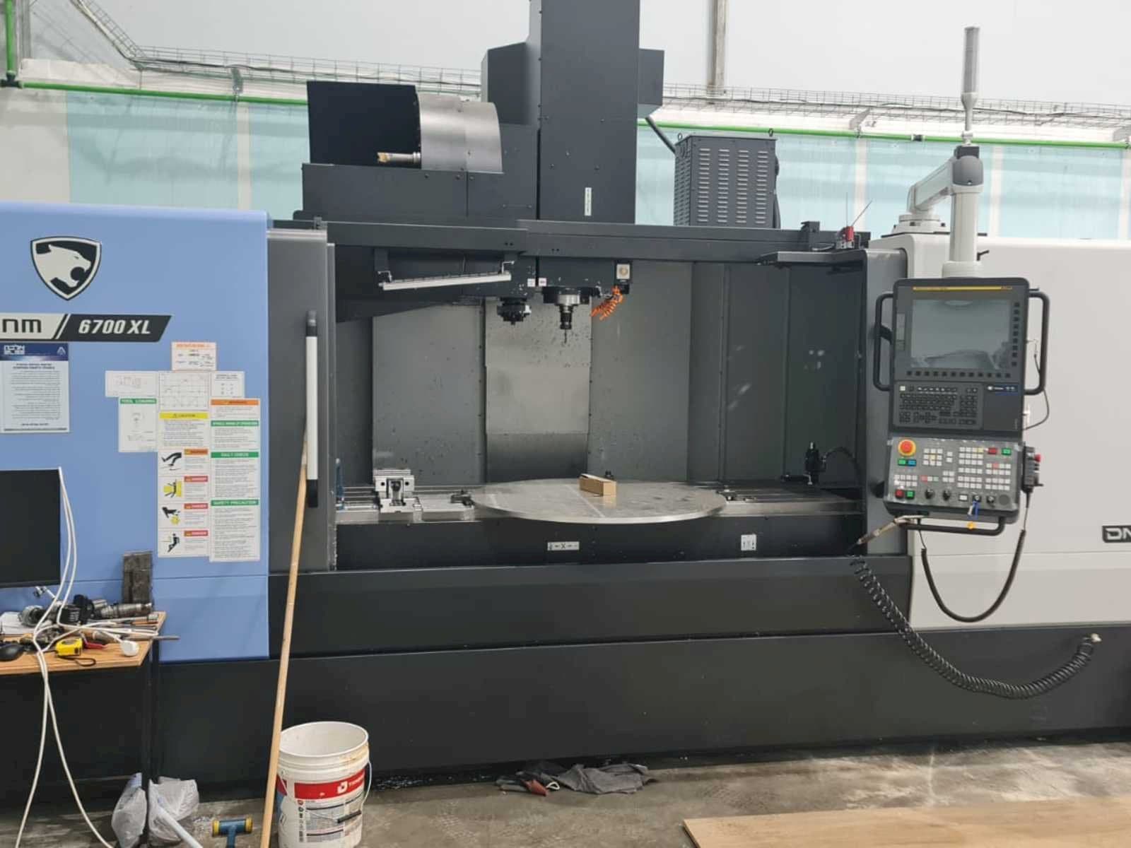 A Doosan DNM 6700 XL  gép elölnézete