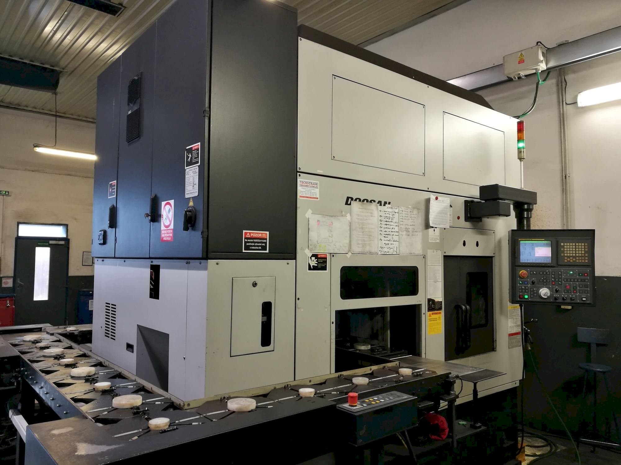 A Doosan Puma Inverturn 3000M  gép elölnézete