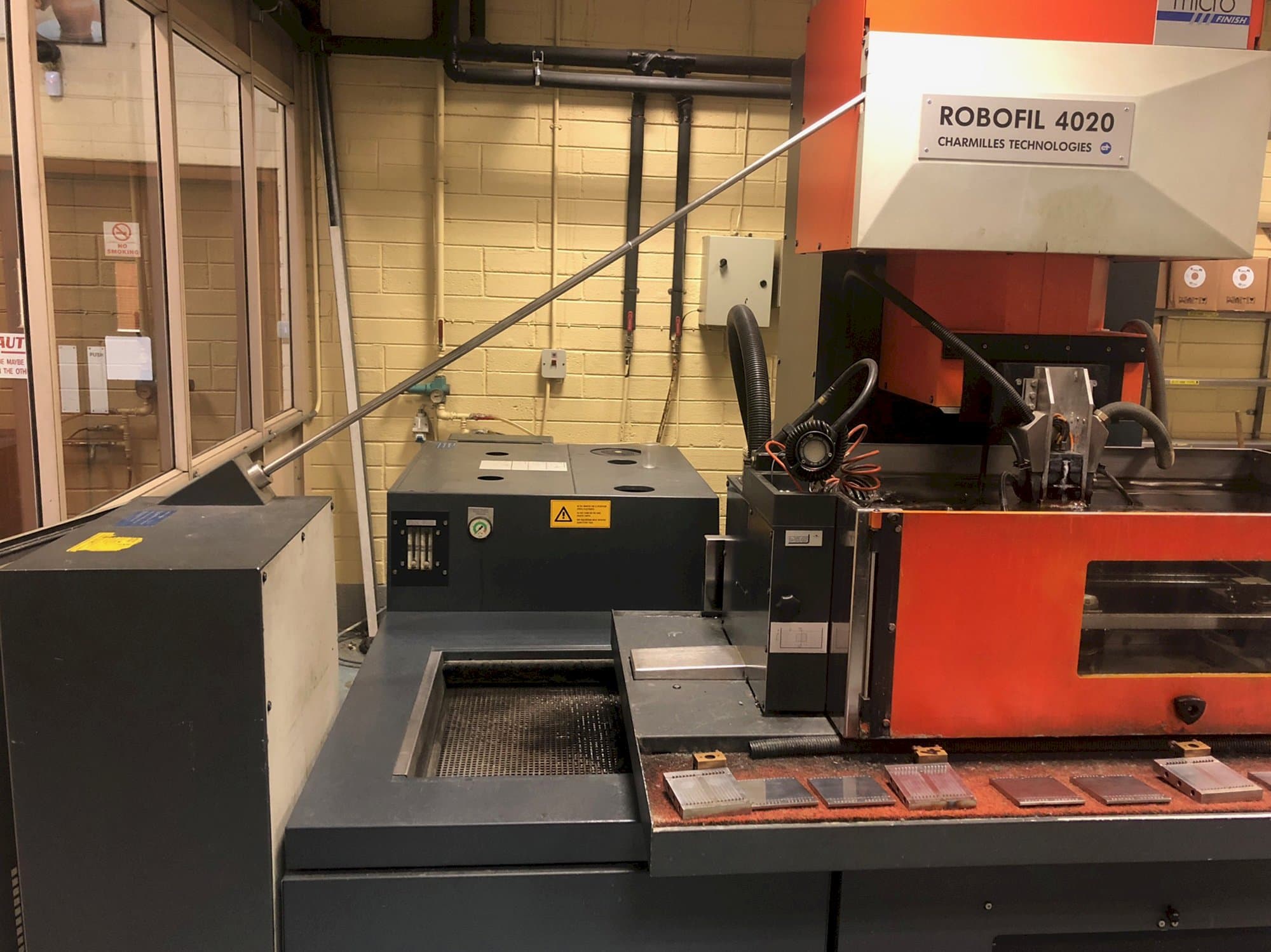 A CHARMILLES ROBOFIL 4020 gép elölnézete