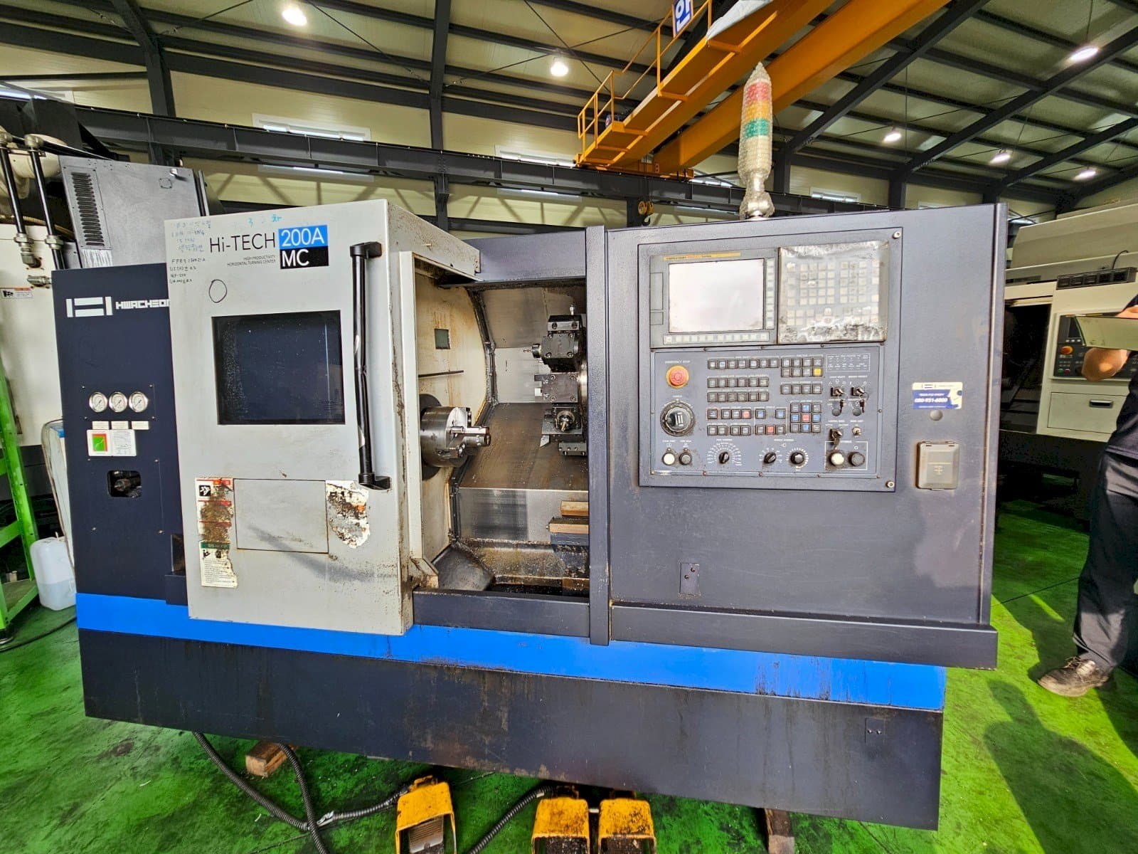 A HWACHEON Hi-Tech 200A MC  gép elölnézete