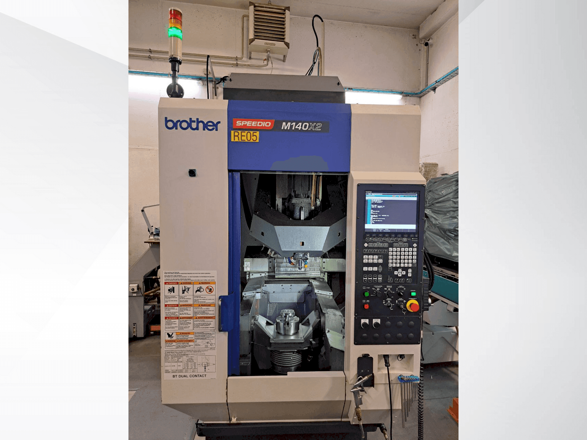 A Brother SPEEDIO M140X2  gép elölnézete