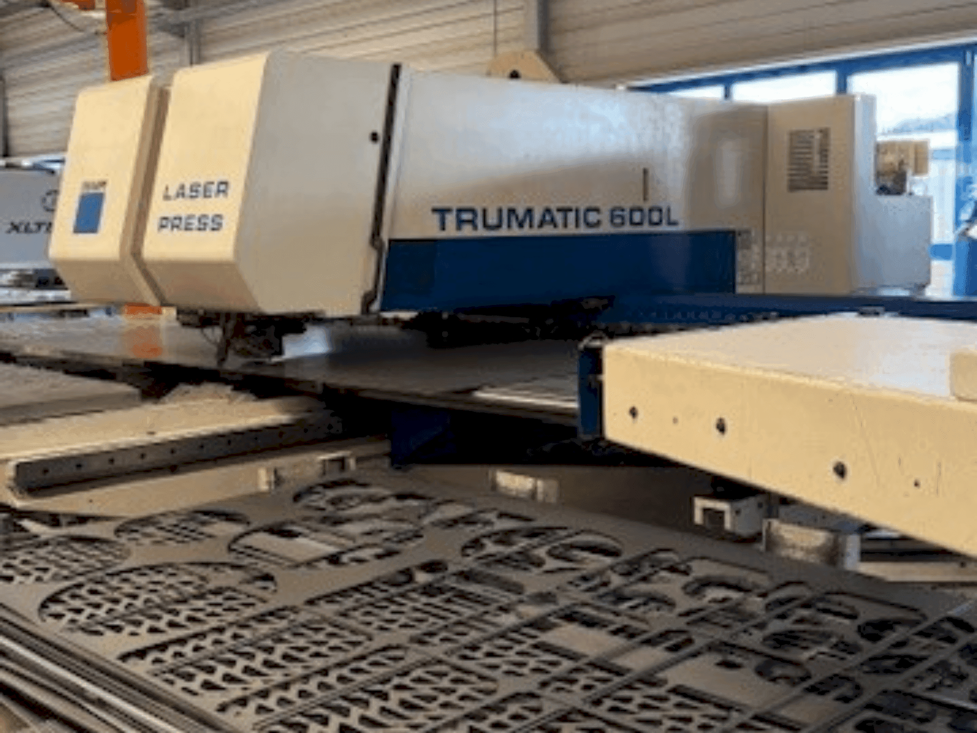 A TRUMPF Trumatic 600L  gép elölnézete