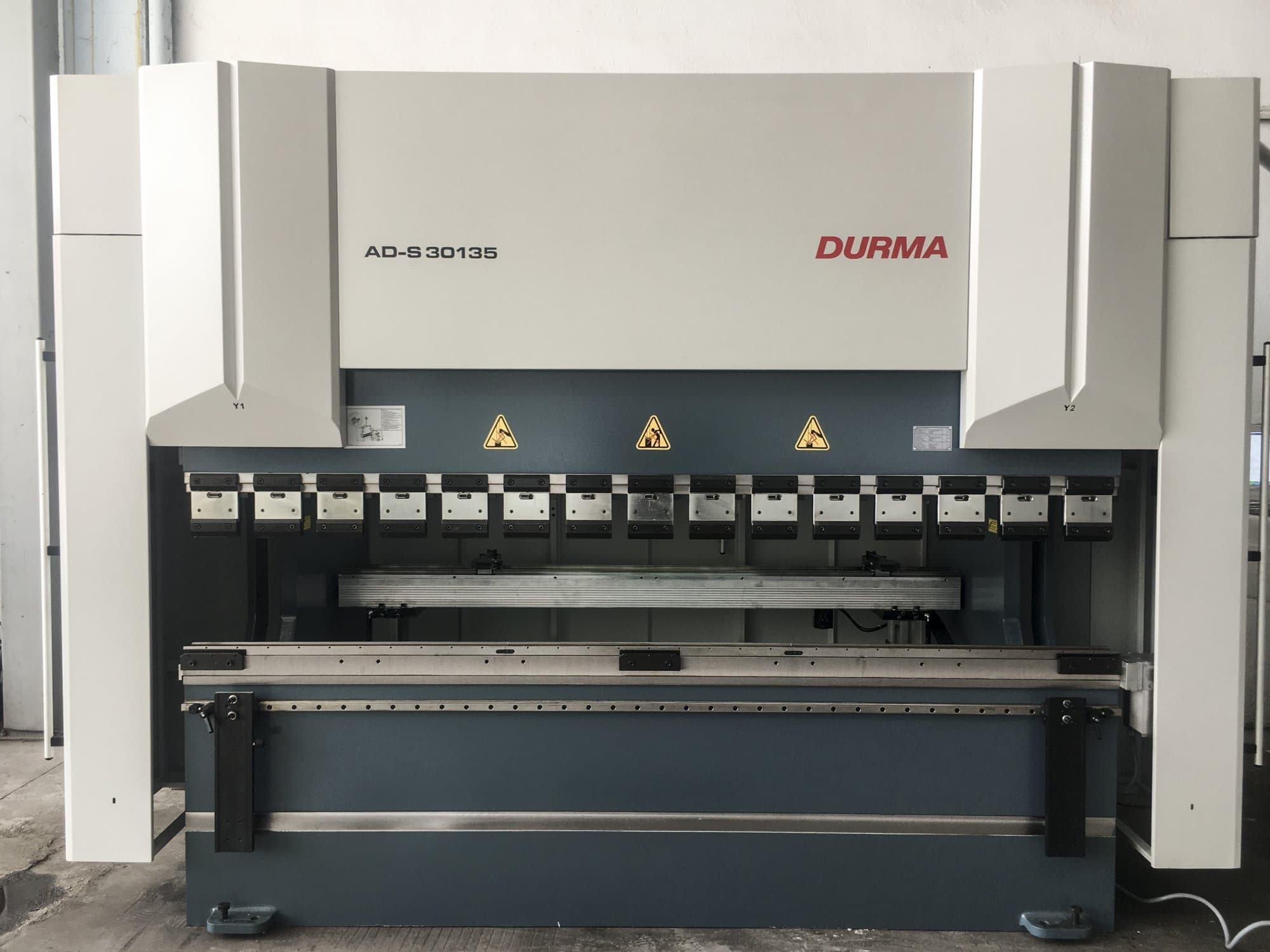 A Durma AD-S 30135  gép elölnézete