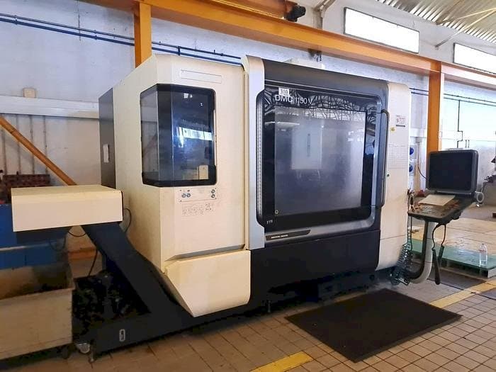 A DMG MORI DMC 1150V  gép elölnézete