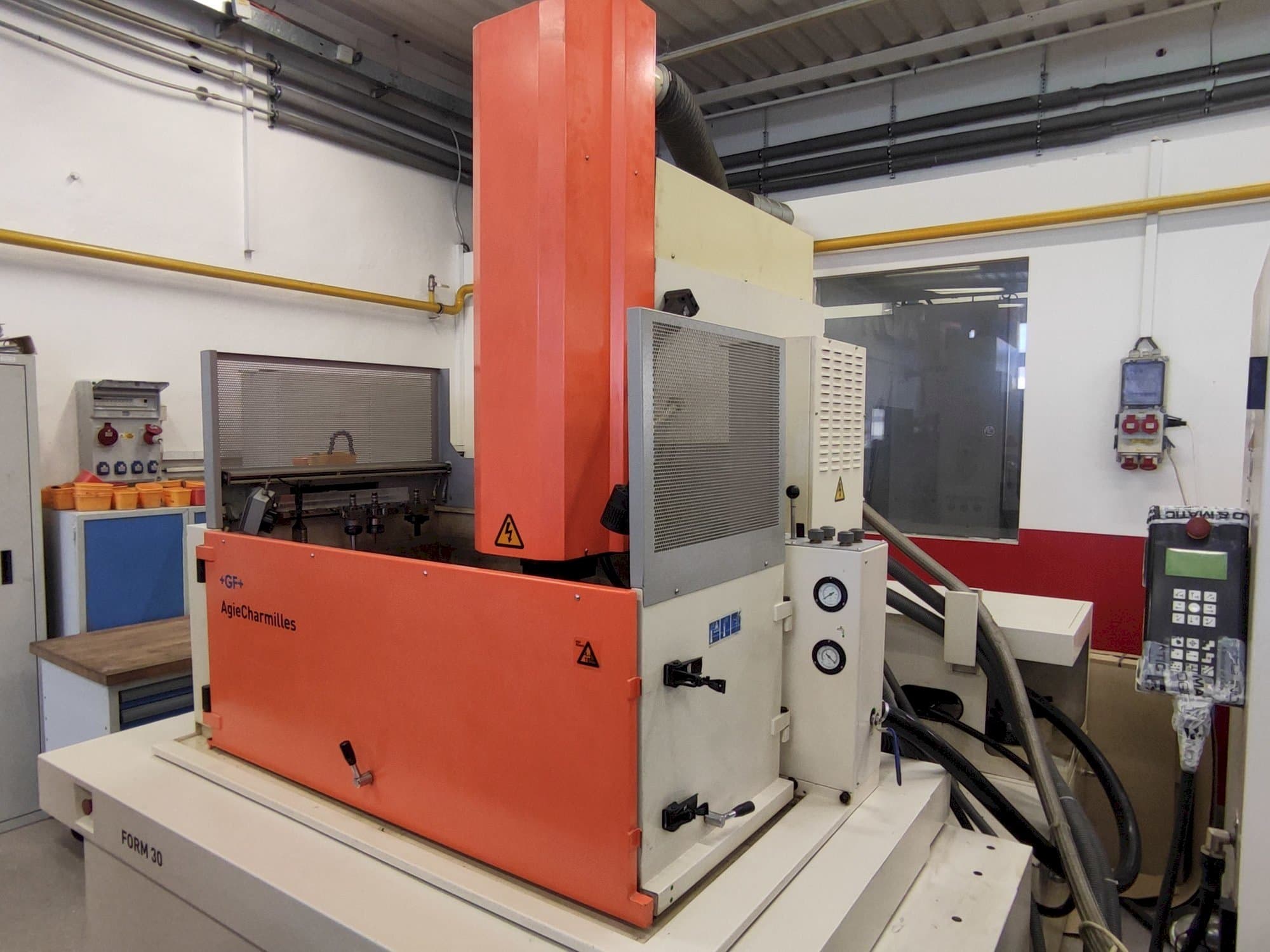 A AgieCharmilles FORM 30  gép elölnézete