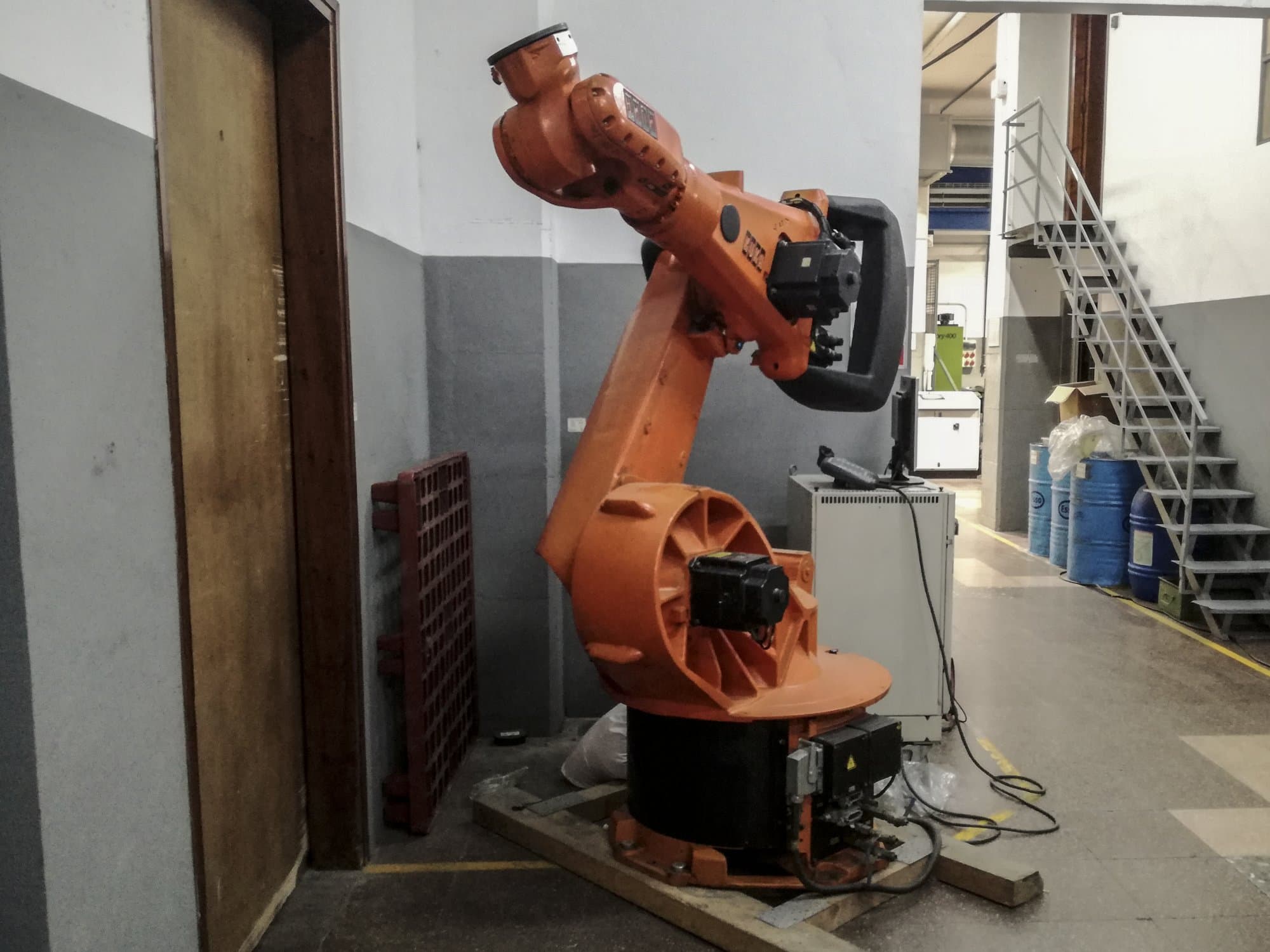 A KUKA KR 150-2 (VKR C1)  gép bal oldali nézete