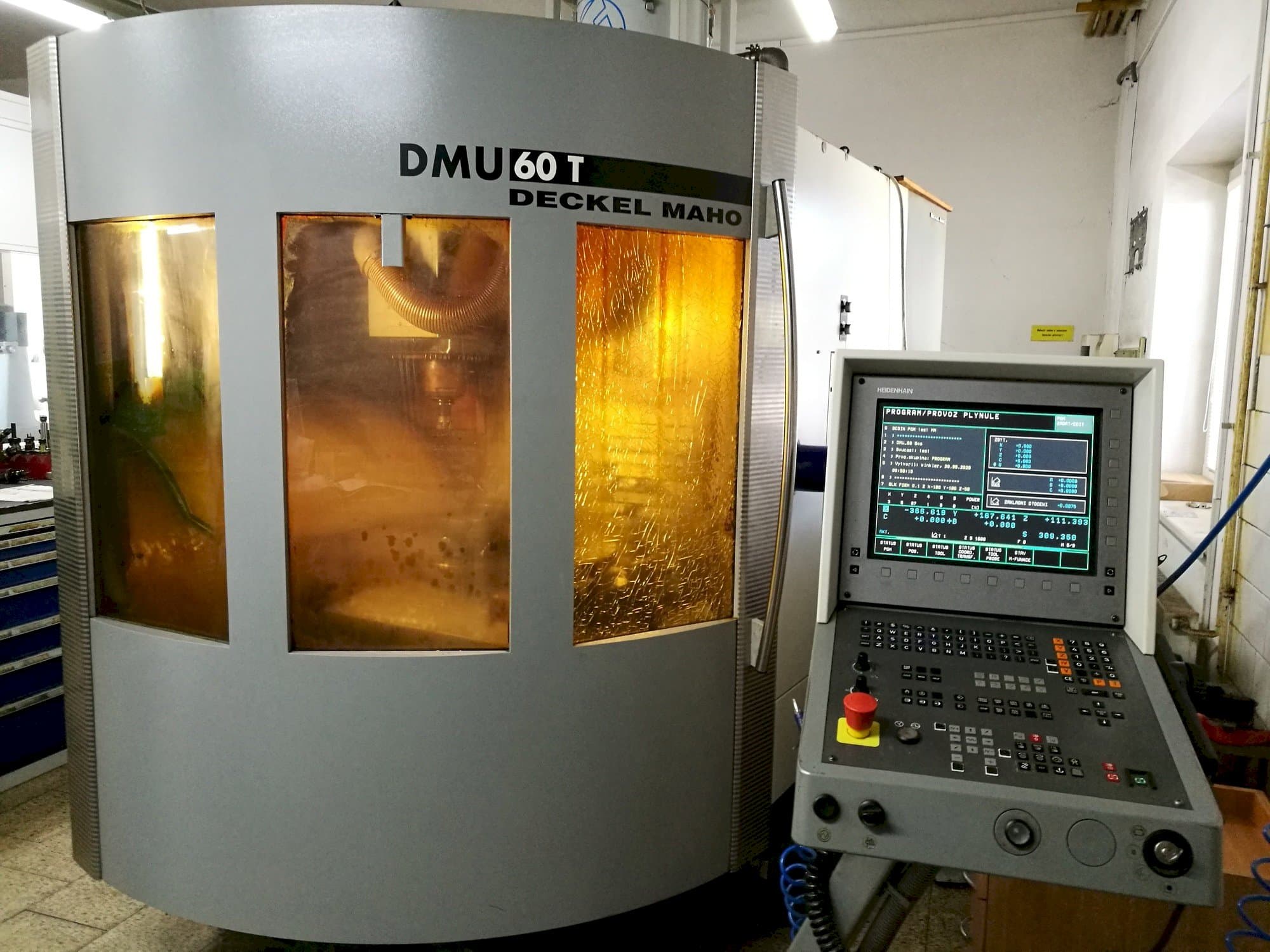 A DECKEL MAHO DMU 60T  gép elölnézete