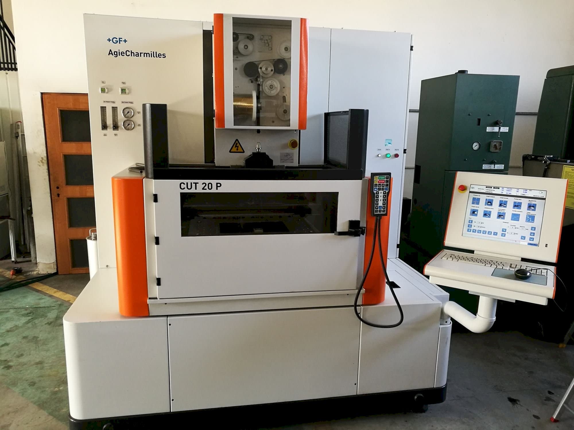 A AgieCharmilles CUT 20 P  gép elölnézete