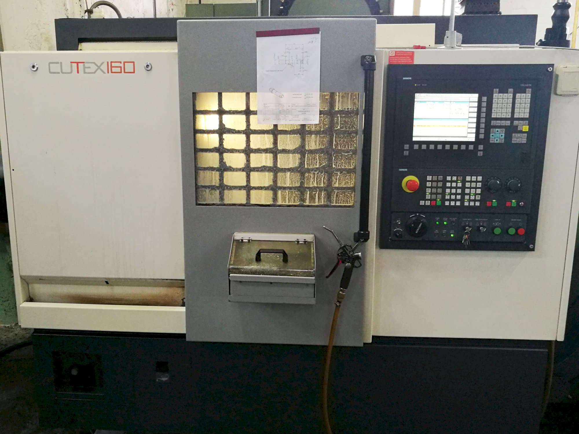 A HWACHEON CUTEX-160  gép elölnézete