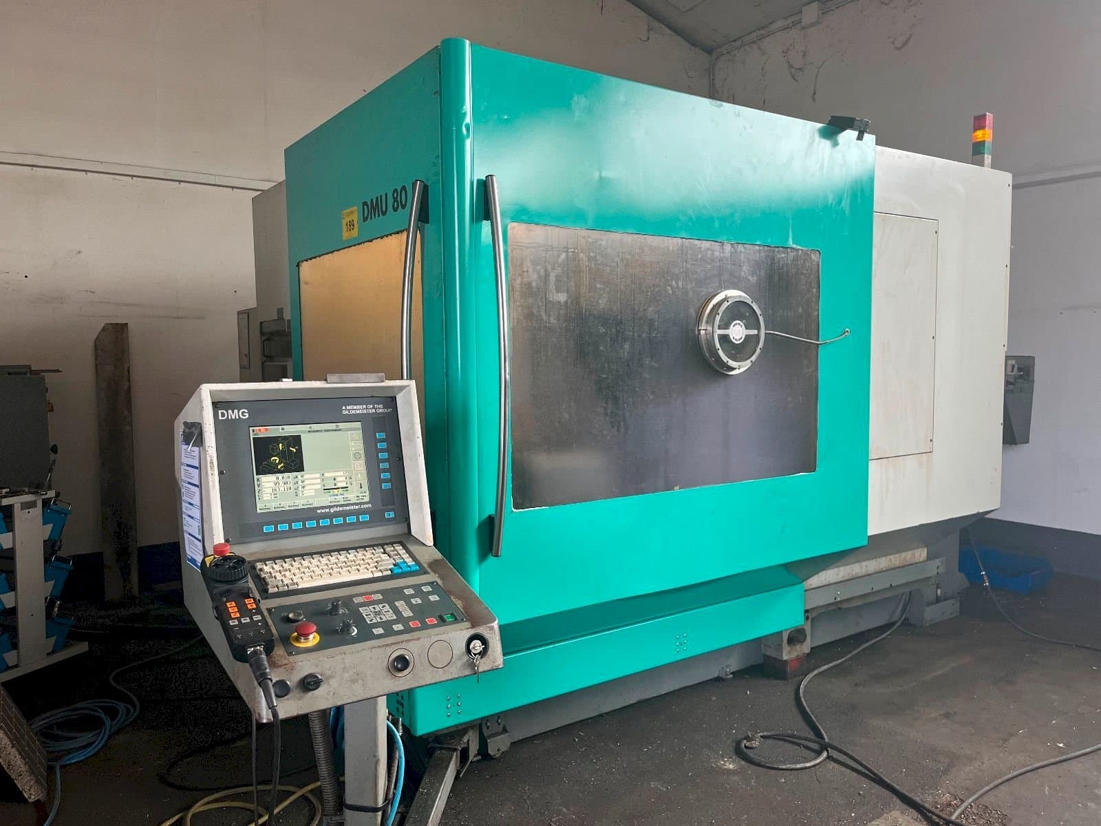 A DMG Deckel Maho DMU 80 P  gép elölnézete