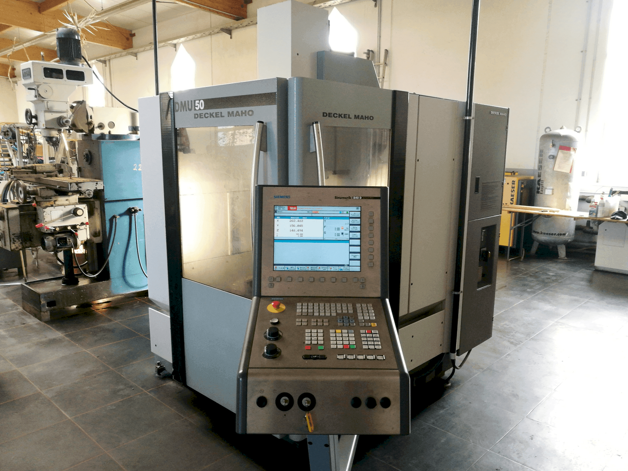 A DECKEL MAHO DMU 50  gép elölnézete