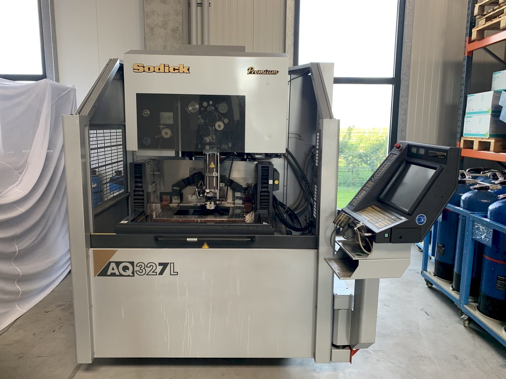 A Sodick AQ327L  gép elölnézete