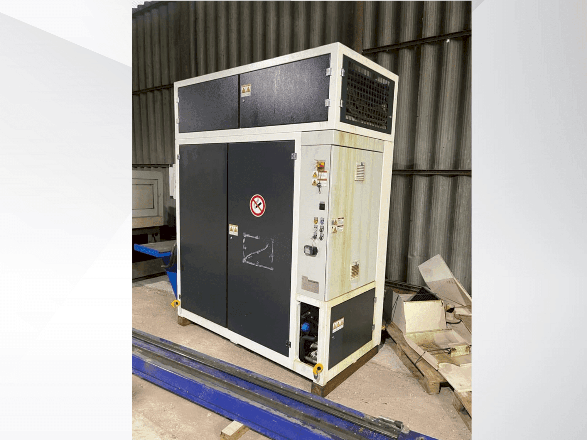 A DÜRR Ecoclean Minio 85c (2019)  gép elölnézete