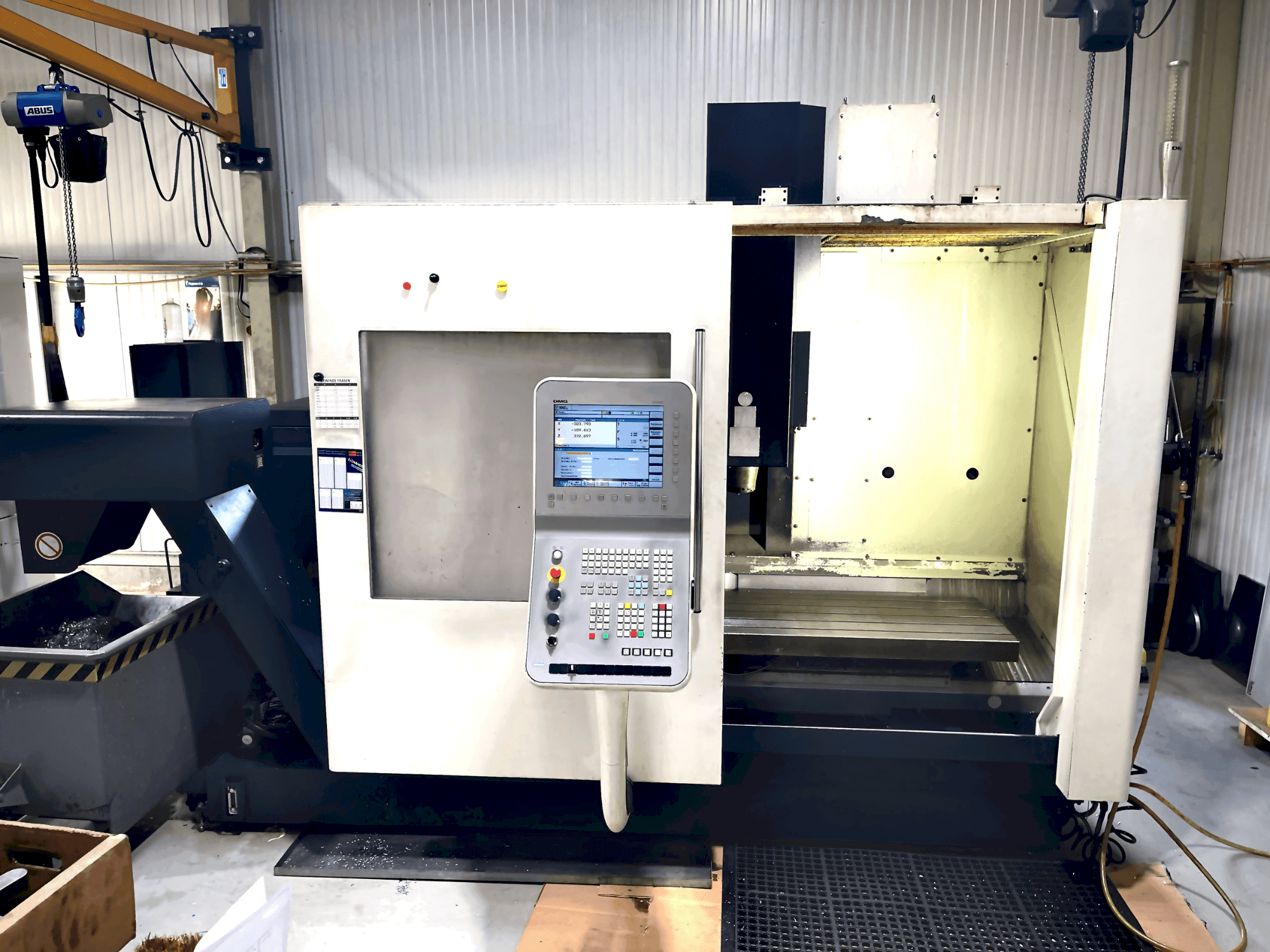 A DMG MORI DMC 1035 v eco  gép elölnézete