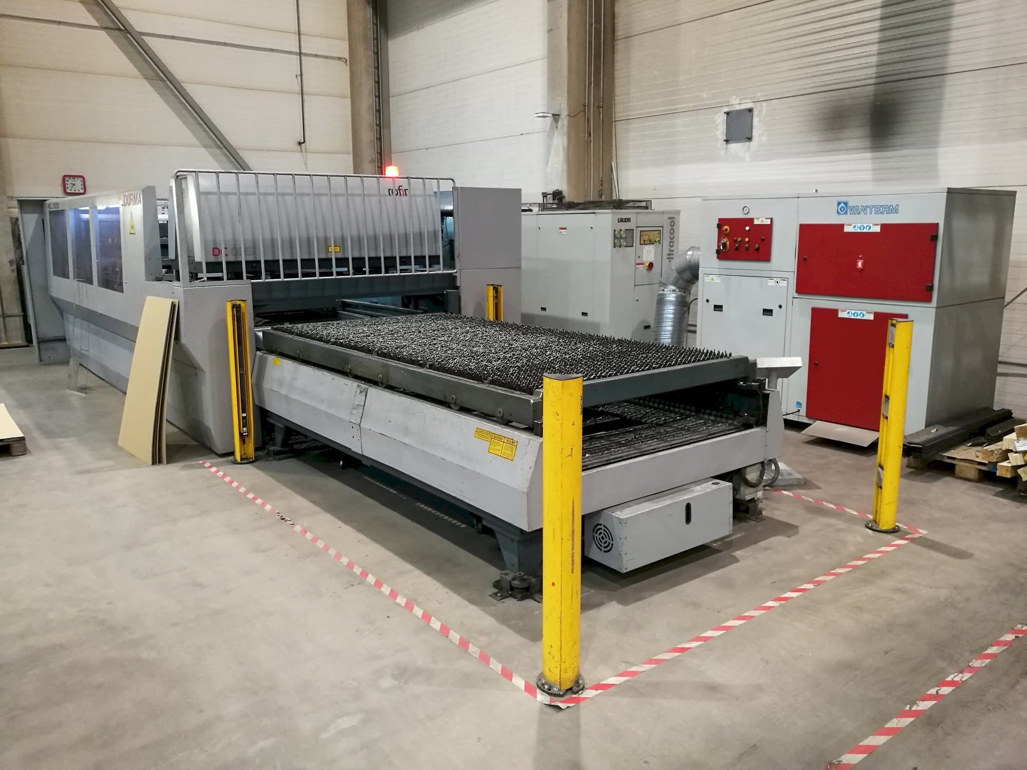 A Durma HDL 3015  gép oldalnézete