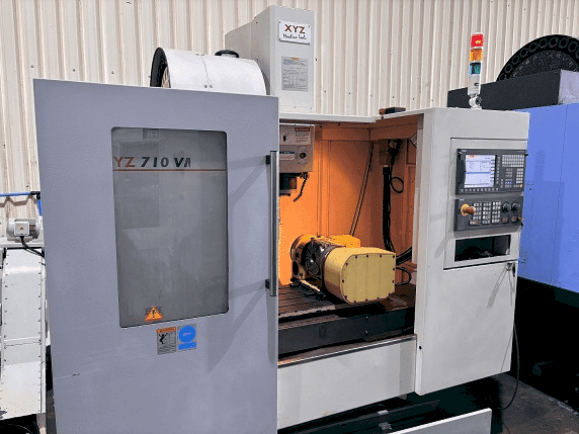 A XYZ 710 VMC  gép elölnézete