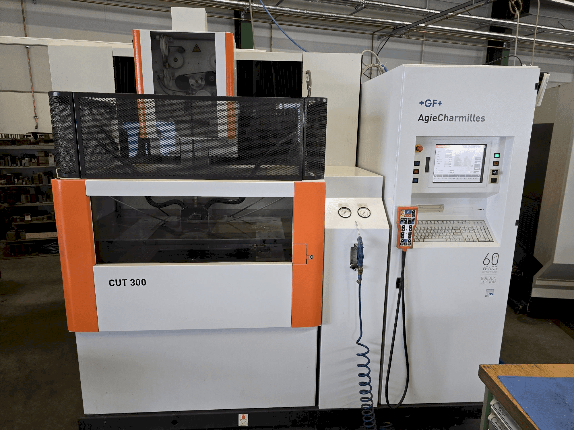 A AgieCharmilles CUT 300  gép elölnézete