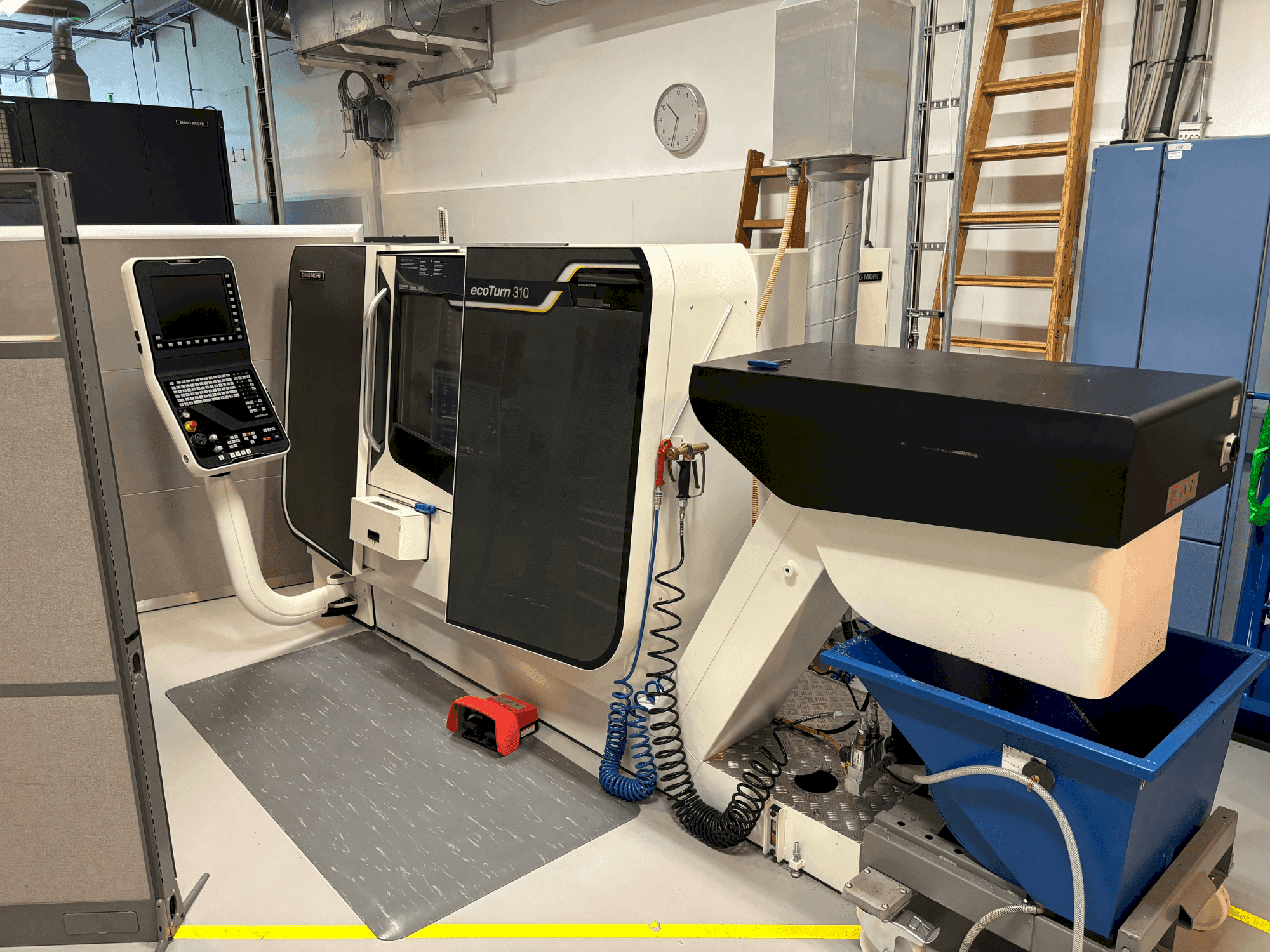 A DMG MORI ECOTURN 310 V3  gép elölnézete