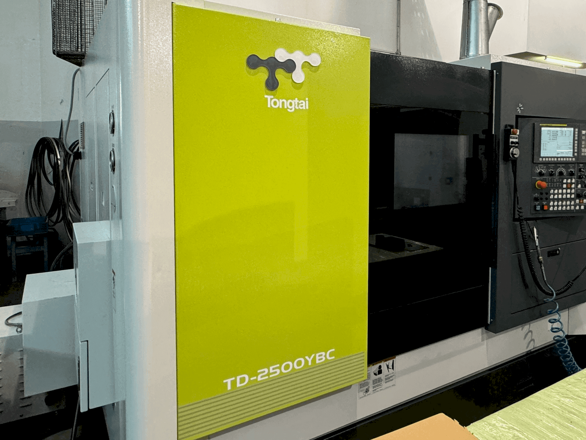 A Tongtai TD-2500YBC  gép elölnézete