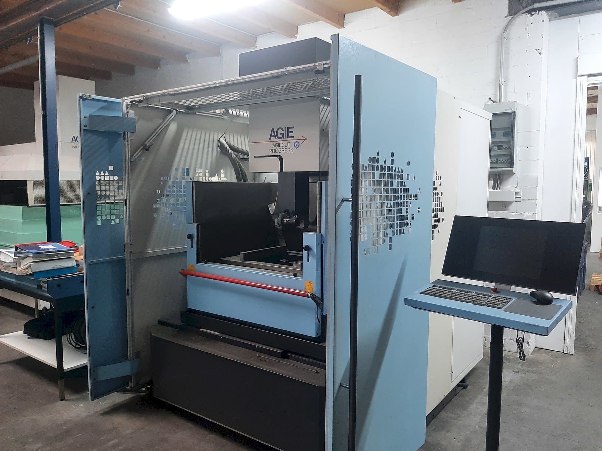 A AGIE Agiecut Progress 3  gép elölnézete