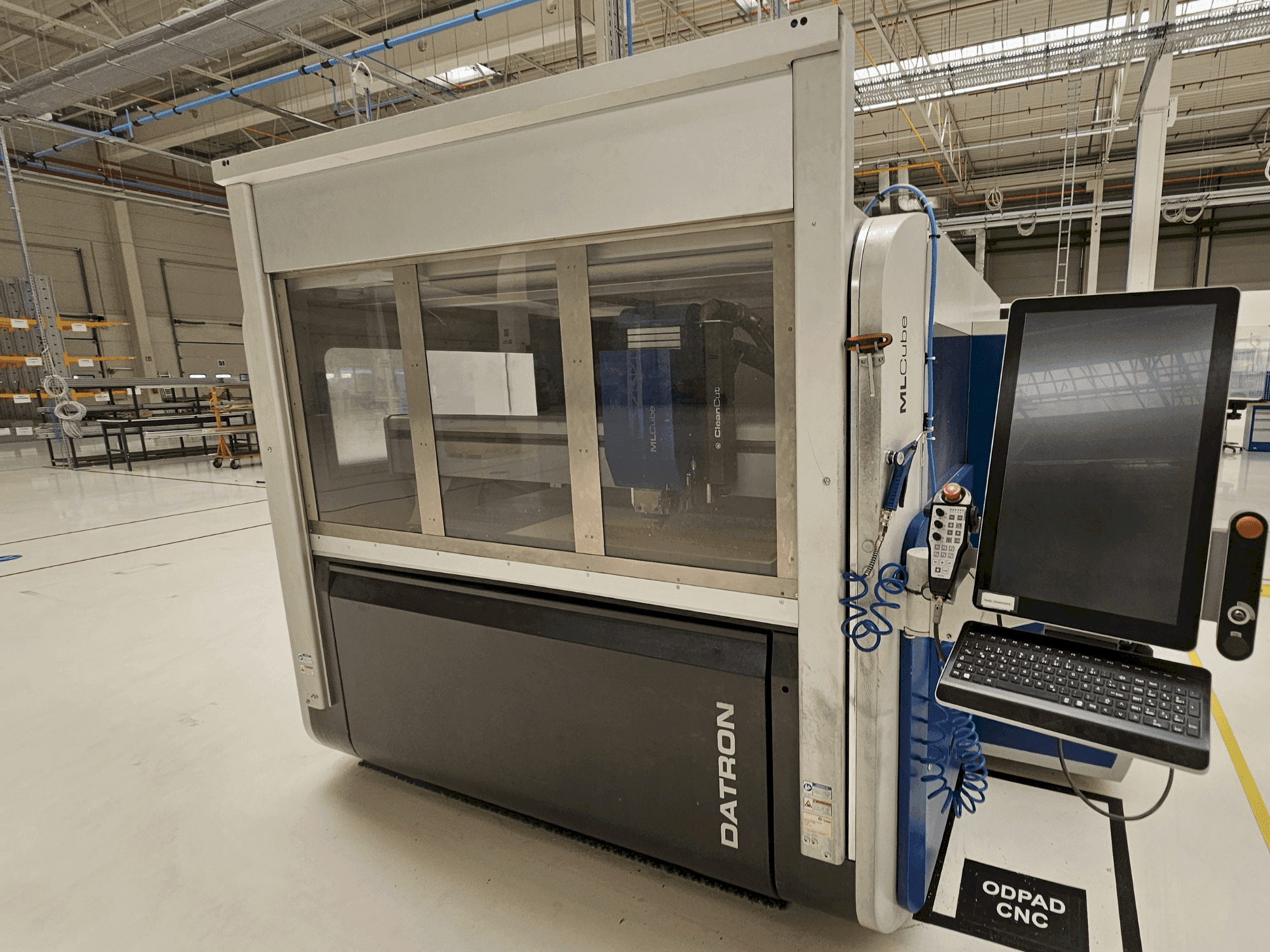 A Datron MLCube B LS  gép elölnézete