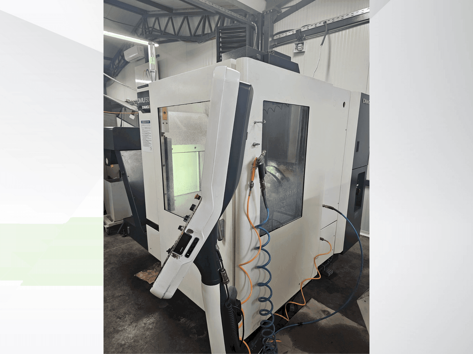 A DMG DECKEL MAHO DMU 50 eco  gép elölnézete