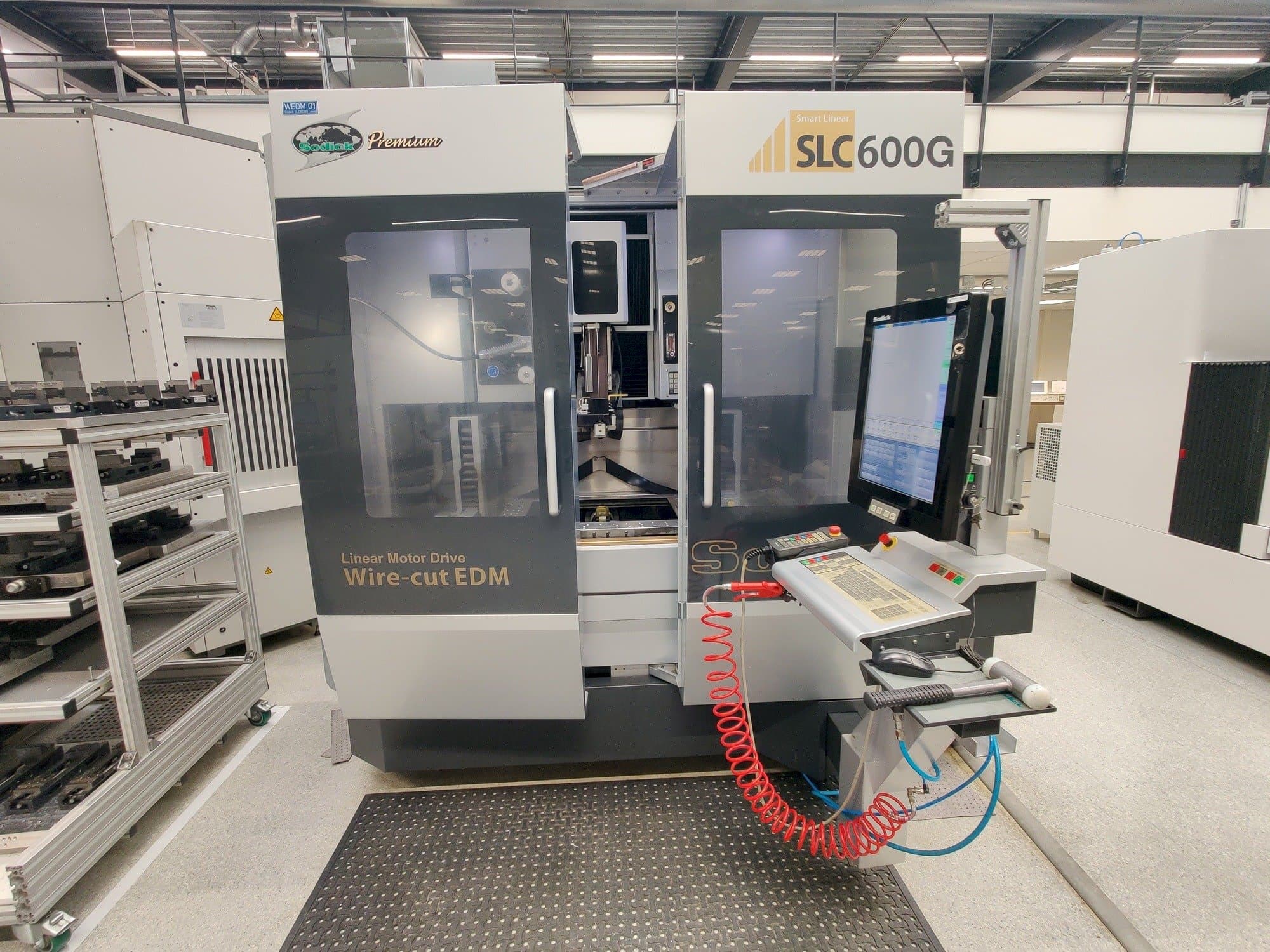 A Sodick SPW600  gép elölnézete