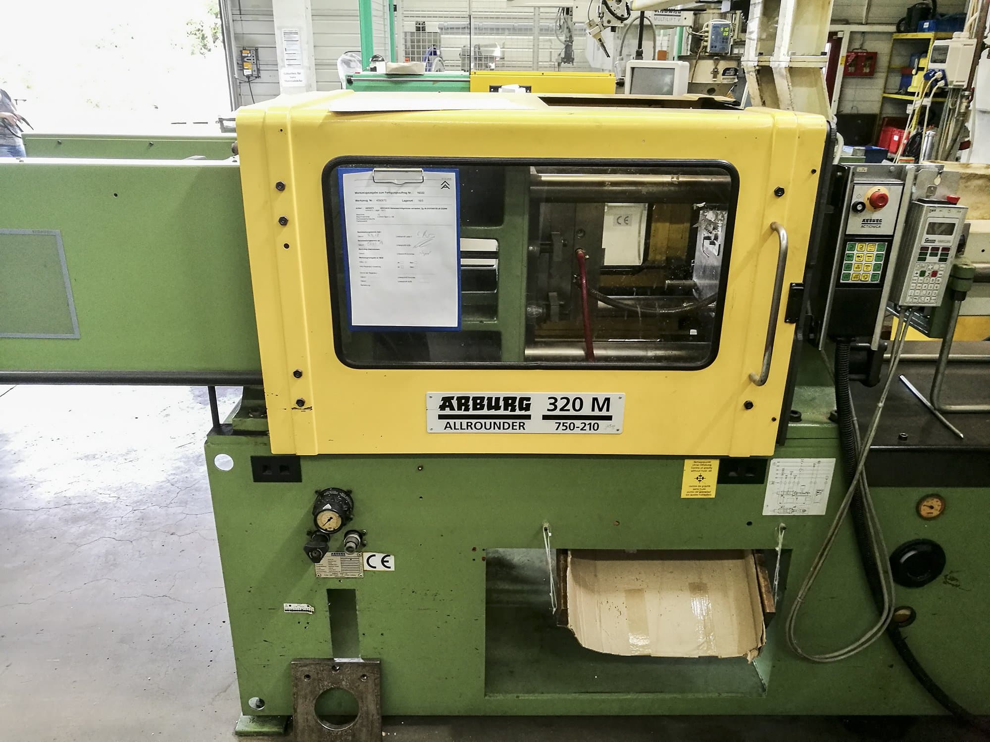 A Arburg 320M 750-210  gép elölnézete