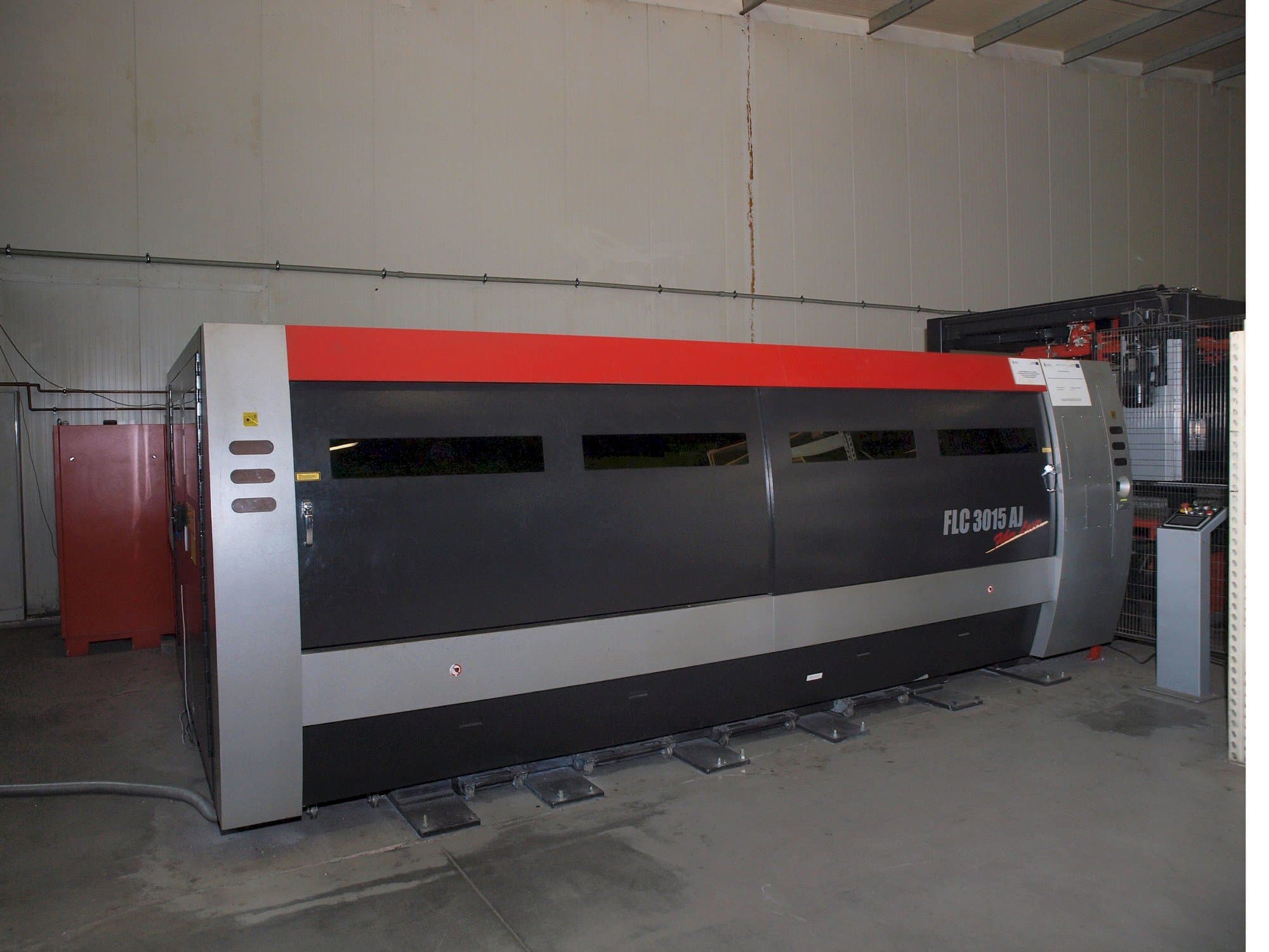 A AMADA LC-3015 AJ 2kW Fiber laser  gép elölnézete