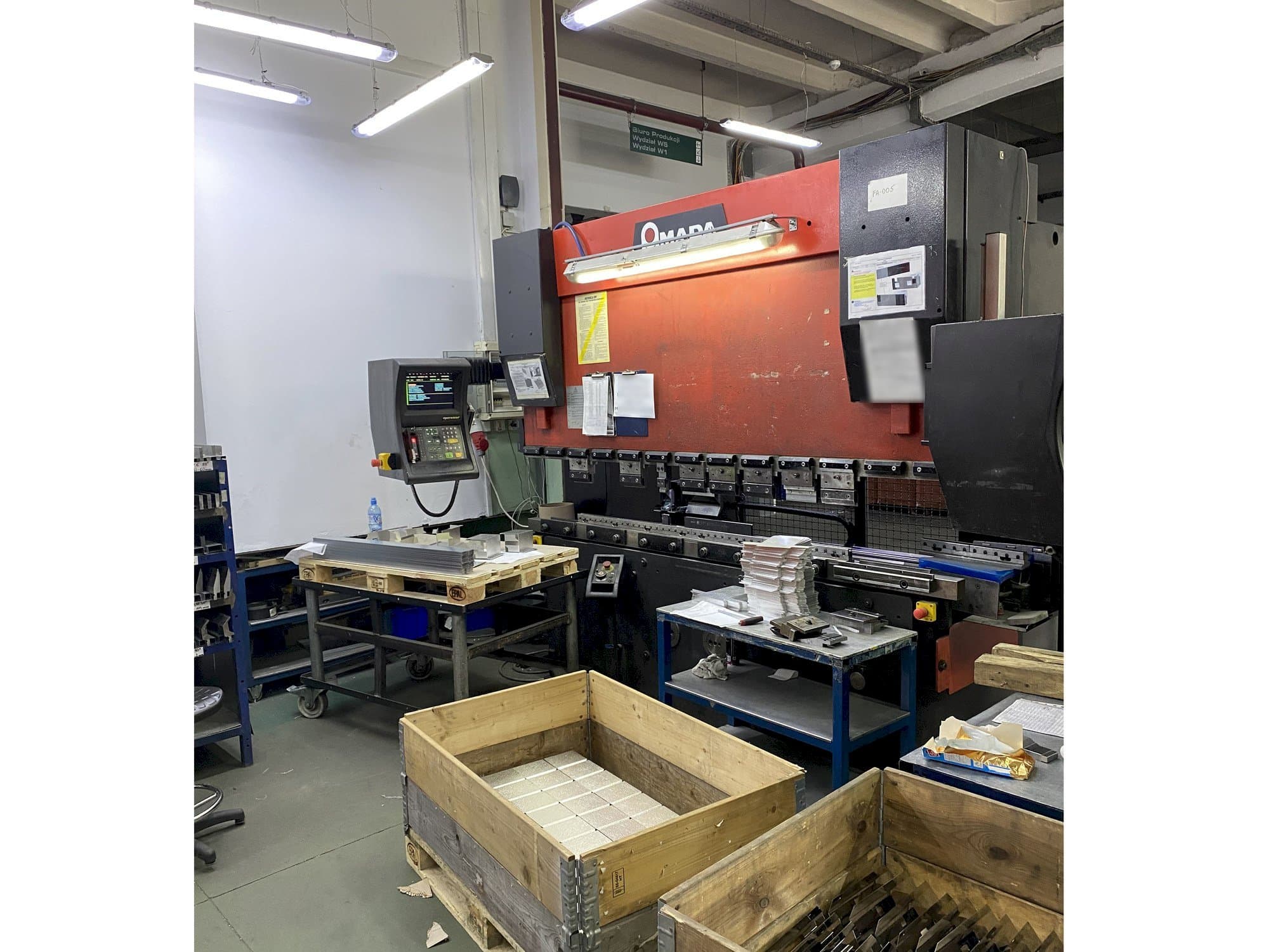 A AMADA HFBO 8025  gép elölnézete