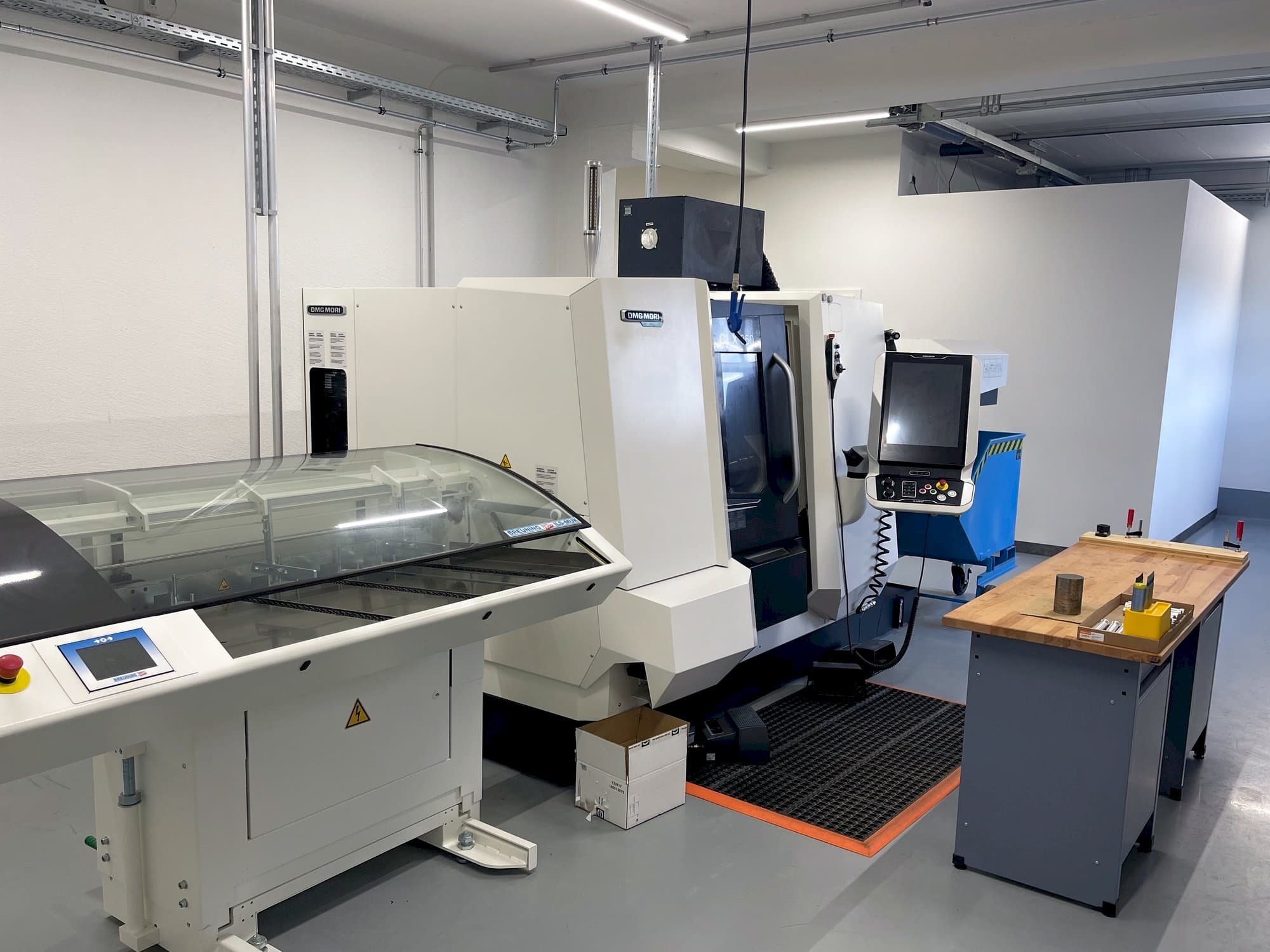 A DMG Mori Seiki CLX 350 V6  gép elölnézete