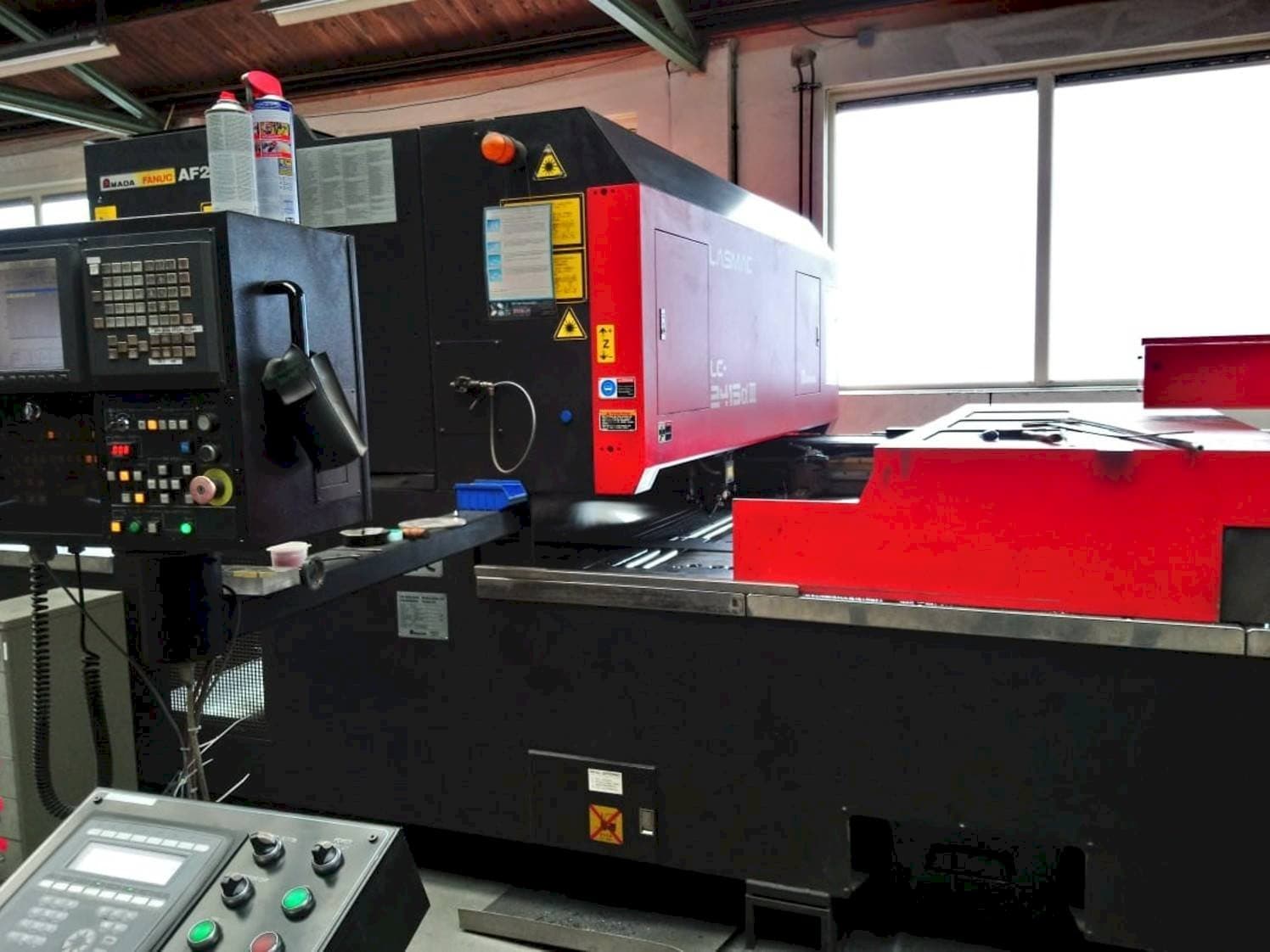 A AMADA LC2415 ALPHA III  gép elölnézete