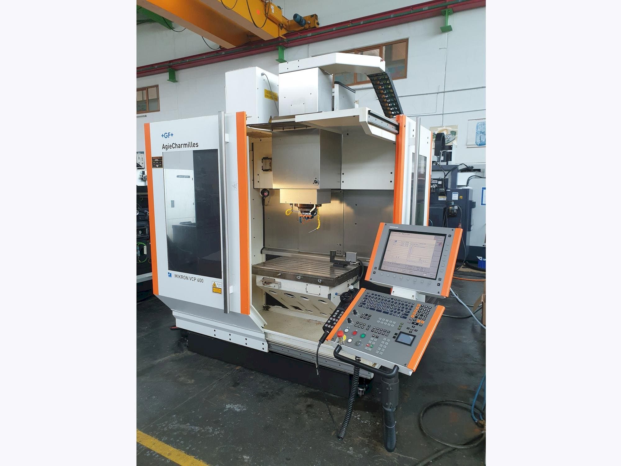 A MIKRON VCP 600  gép elölnézete