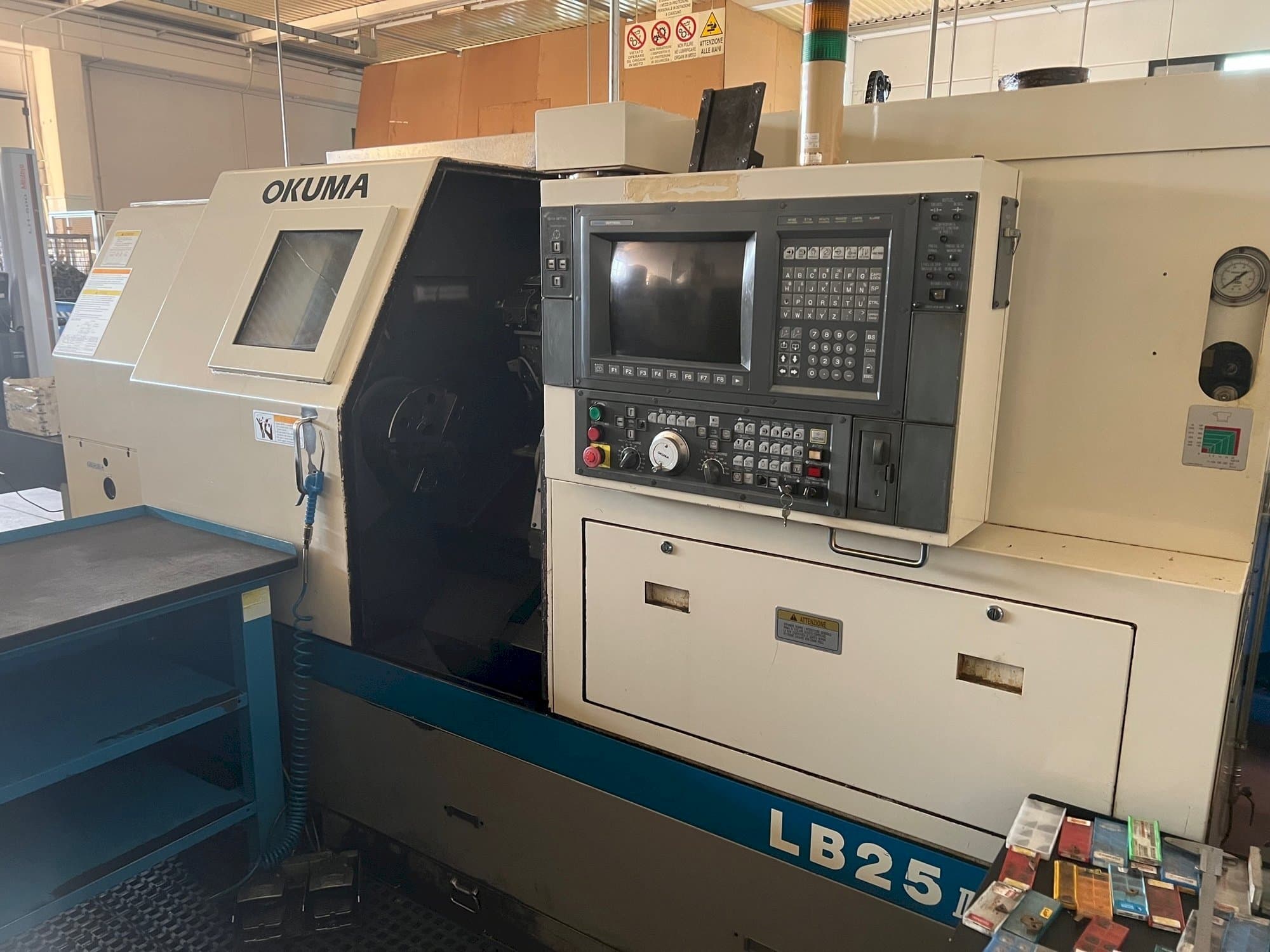 A Okuma LB 25 II  gép elölnézete