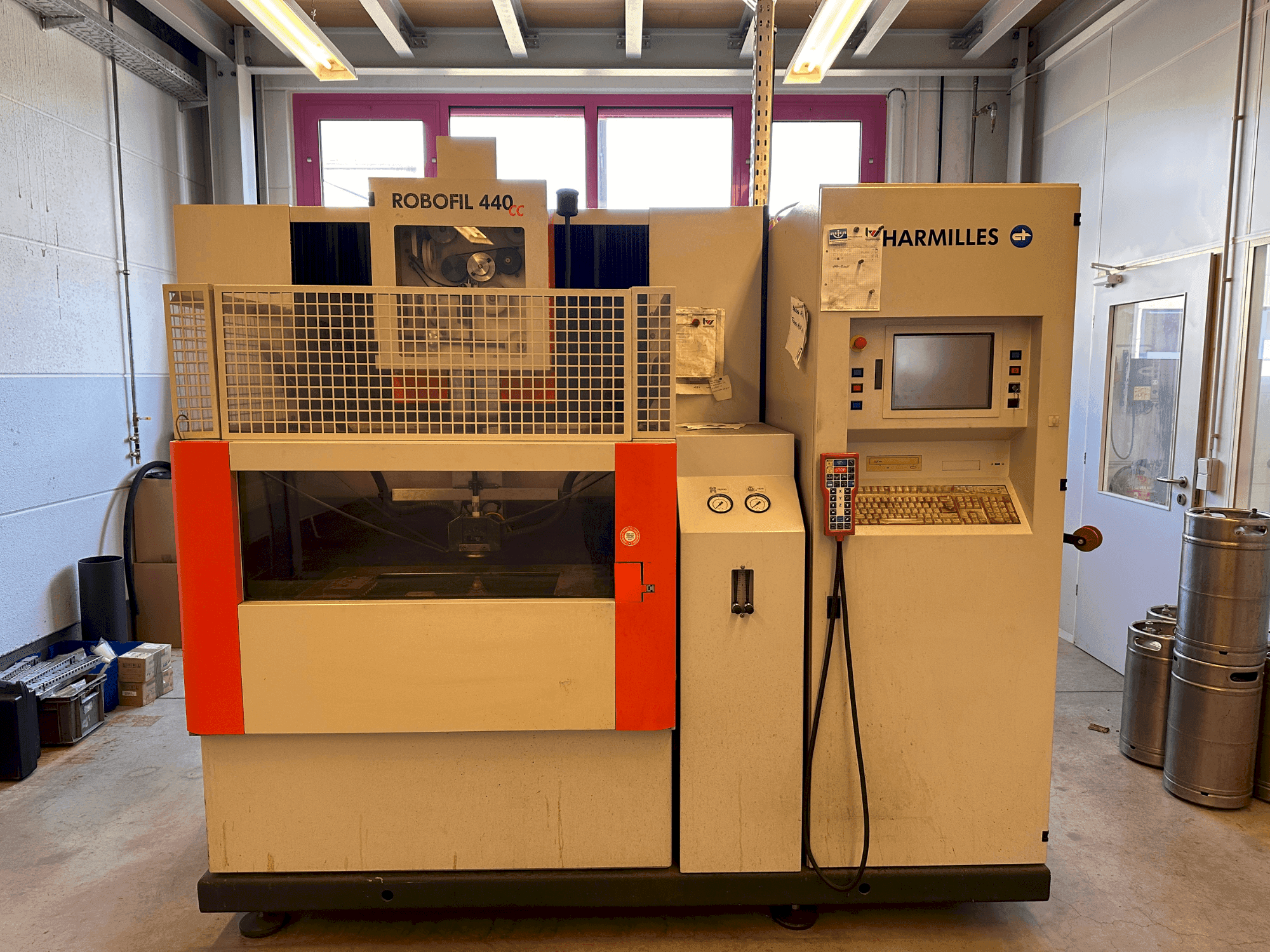 A CHARMILLES Robofil 440 CC  gép elölnézete