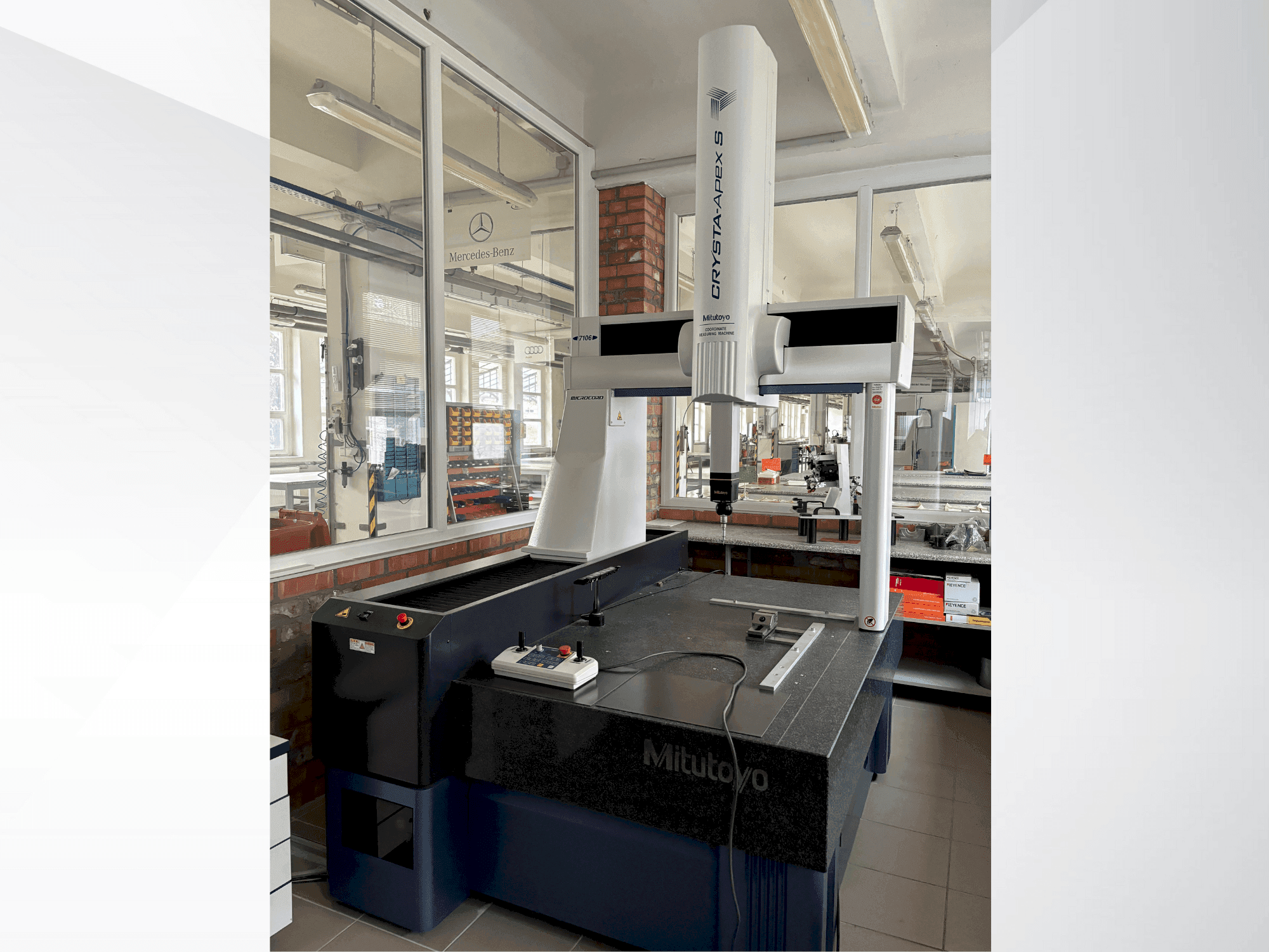 A Mitutoyo CRYSTA-Apex S7106  gép elölnézete