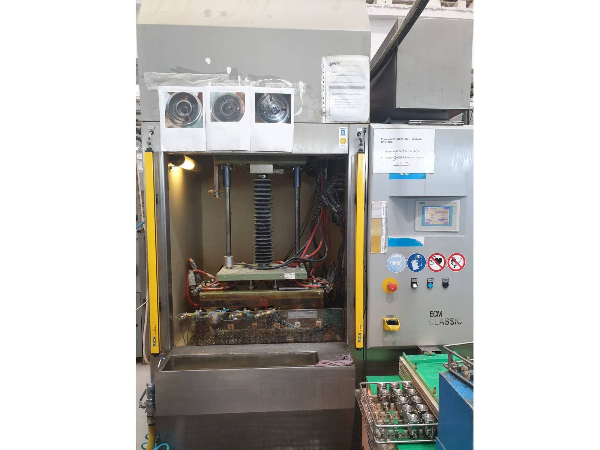 A Extrude Hone Classic 1A-450-43-P-M  gép elölnézete