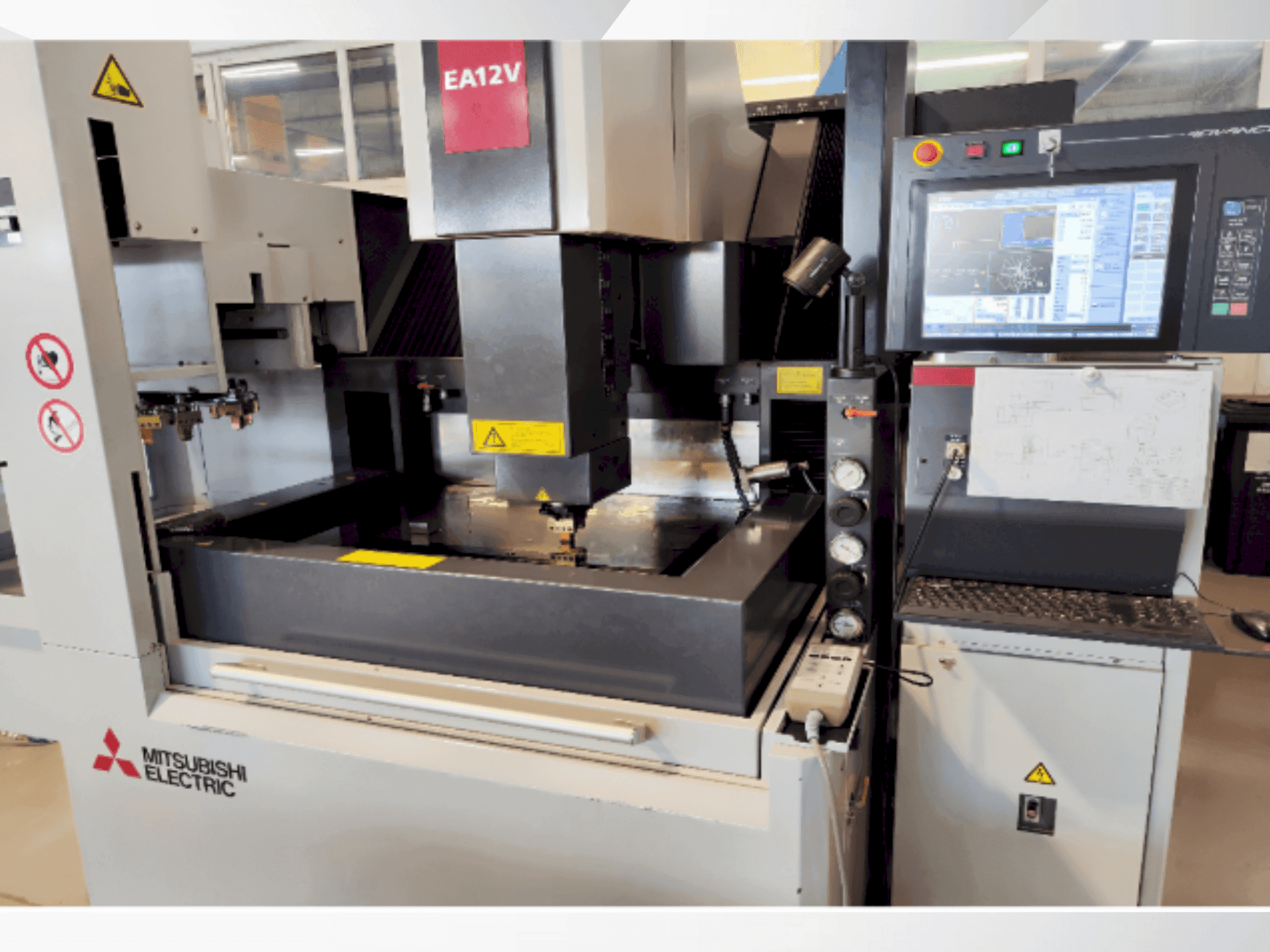 A Mitsubishi EA12VM ADVANCE  gép elölnézete