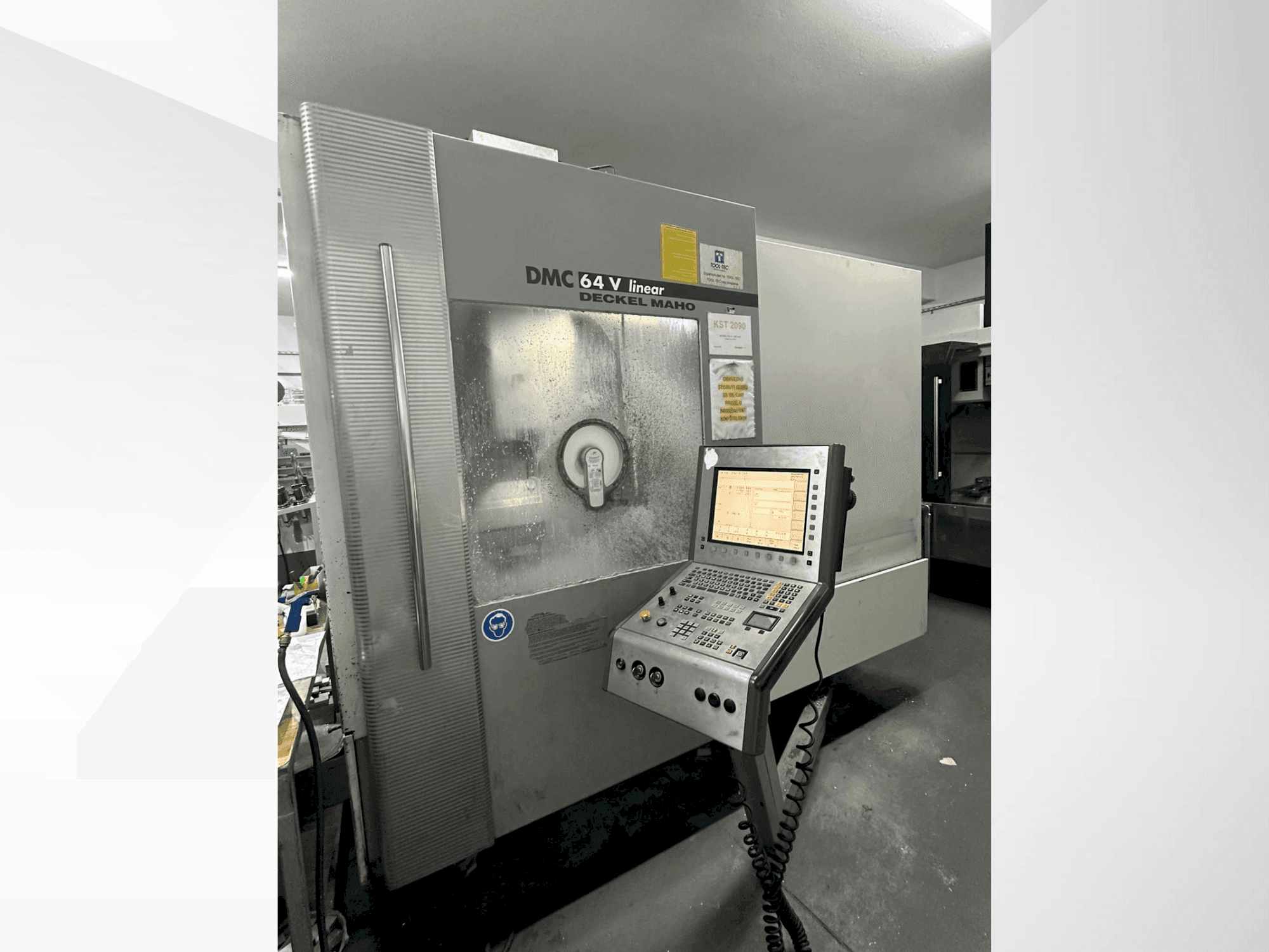 A DECKEL MAHO 64 V Linear  gép elölnézete