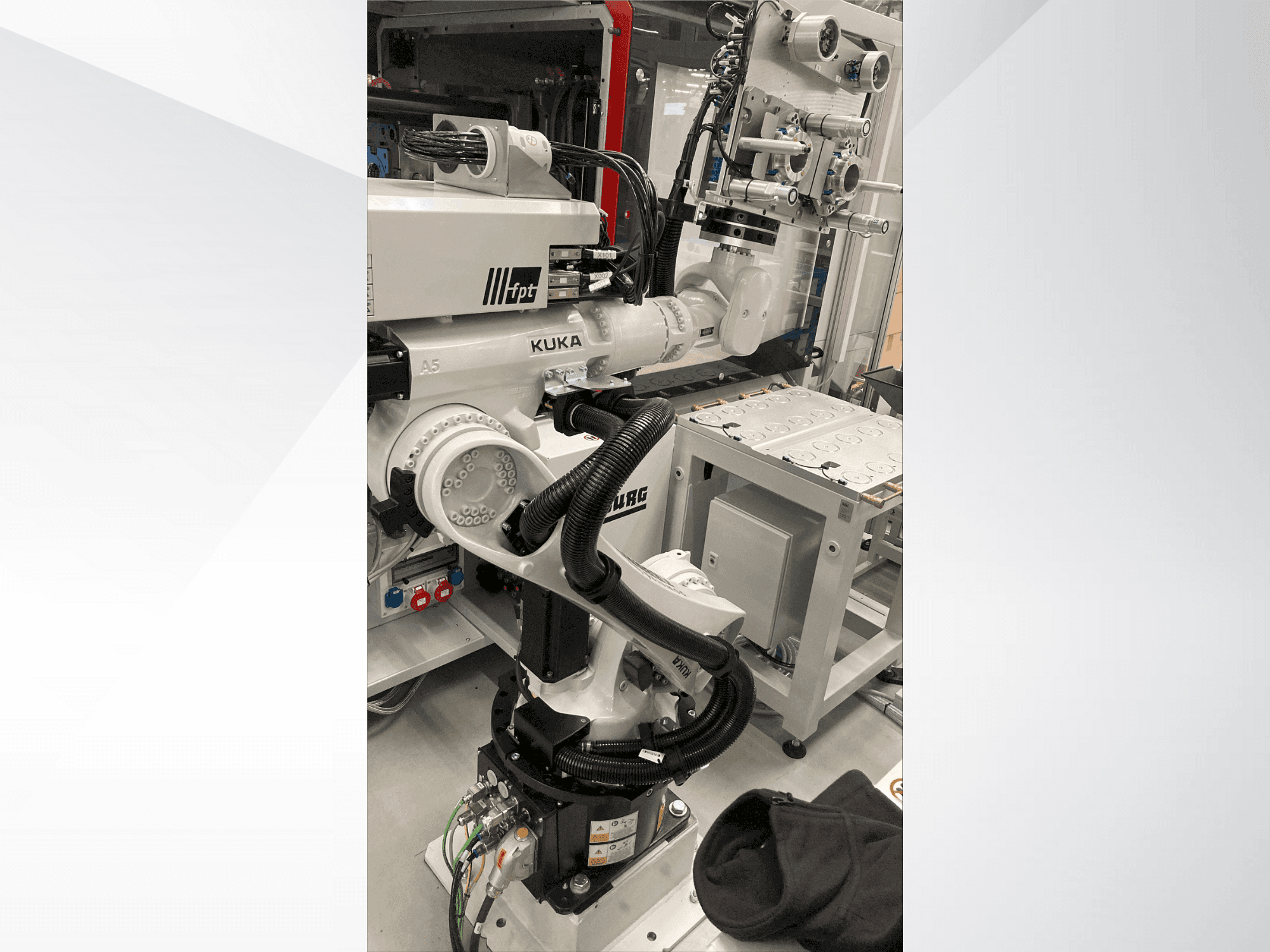 A KUKA KR 22 R1610-2  gép elölnézete