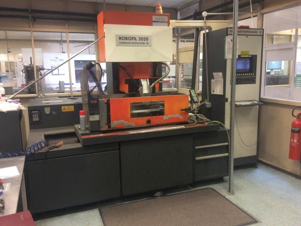 A CHARMILLES Technologies Robofil 2020 - 1  gép elölnézete