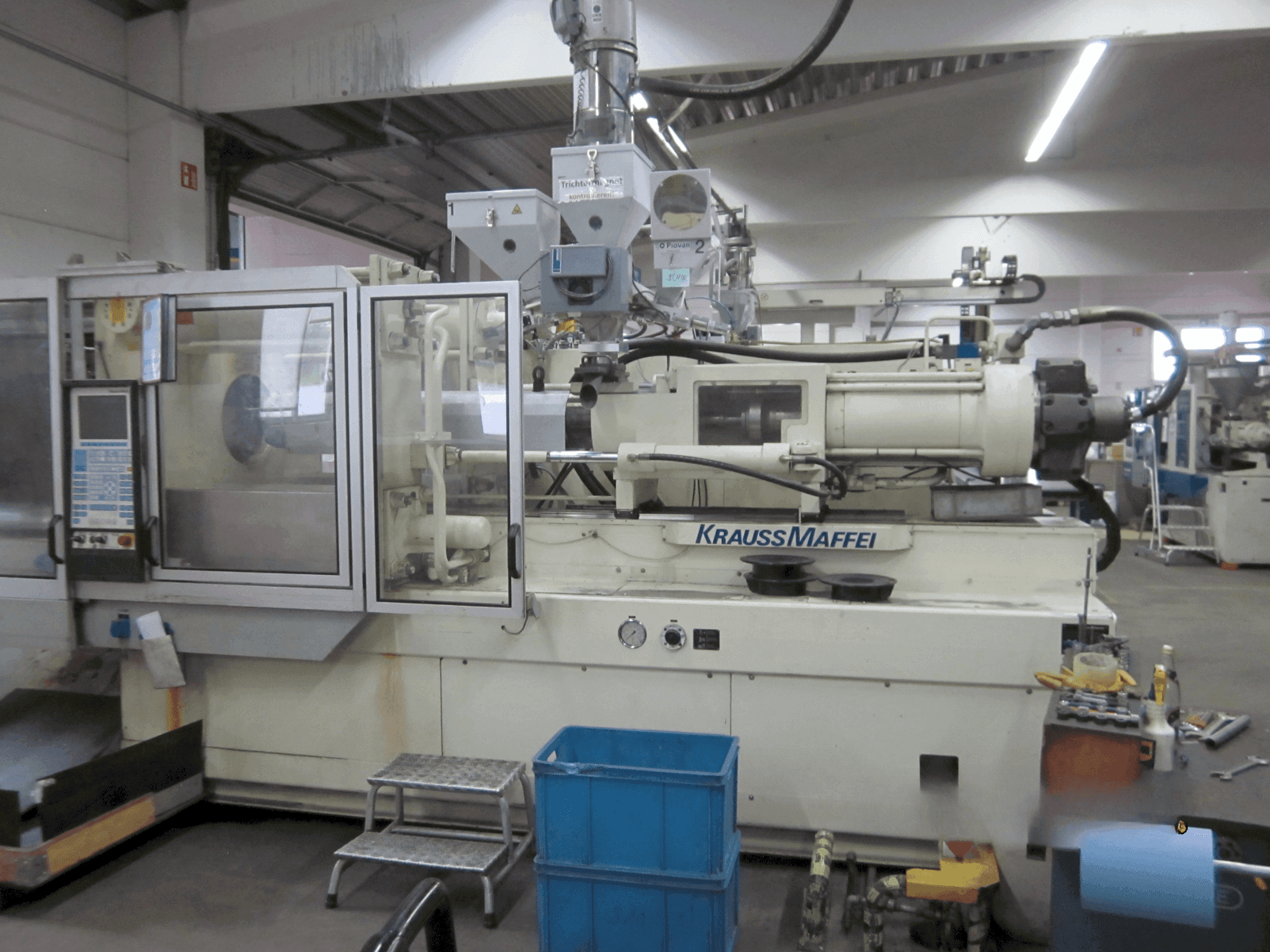 A Krauss Maffei 350-1900 C1  gép elölnézete