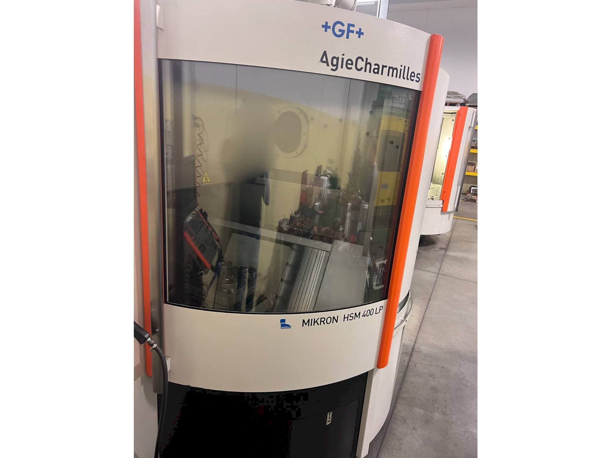 A AgieCharmilles MIKRON HSM 400 LP  gép elölnézete