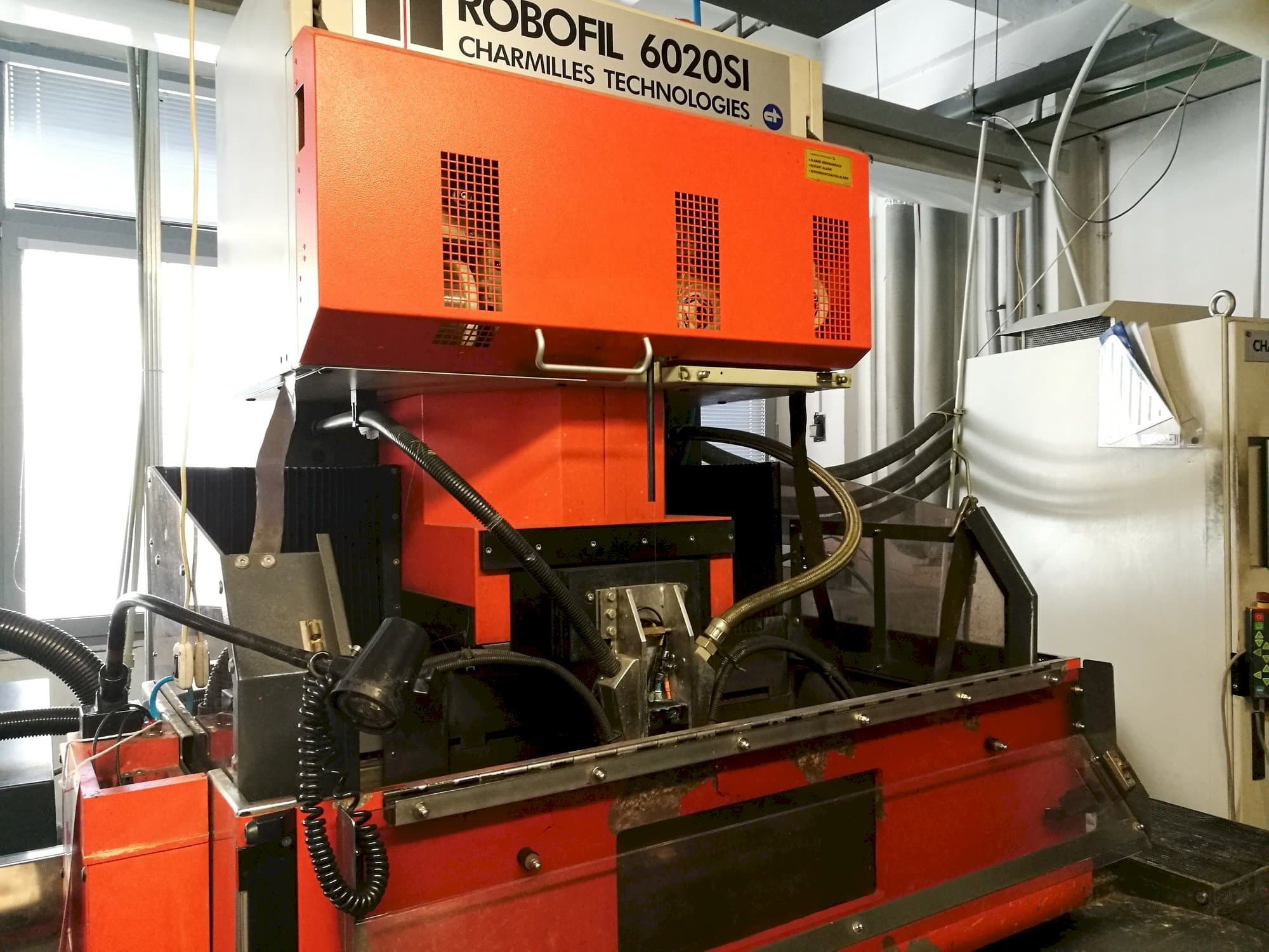 A CHARMILLES Robofil 6020 SI  gép elölnézete