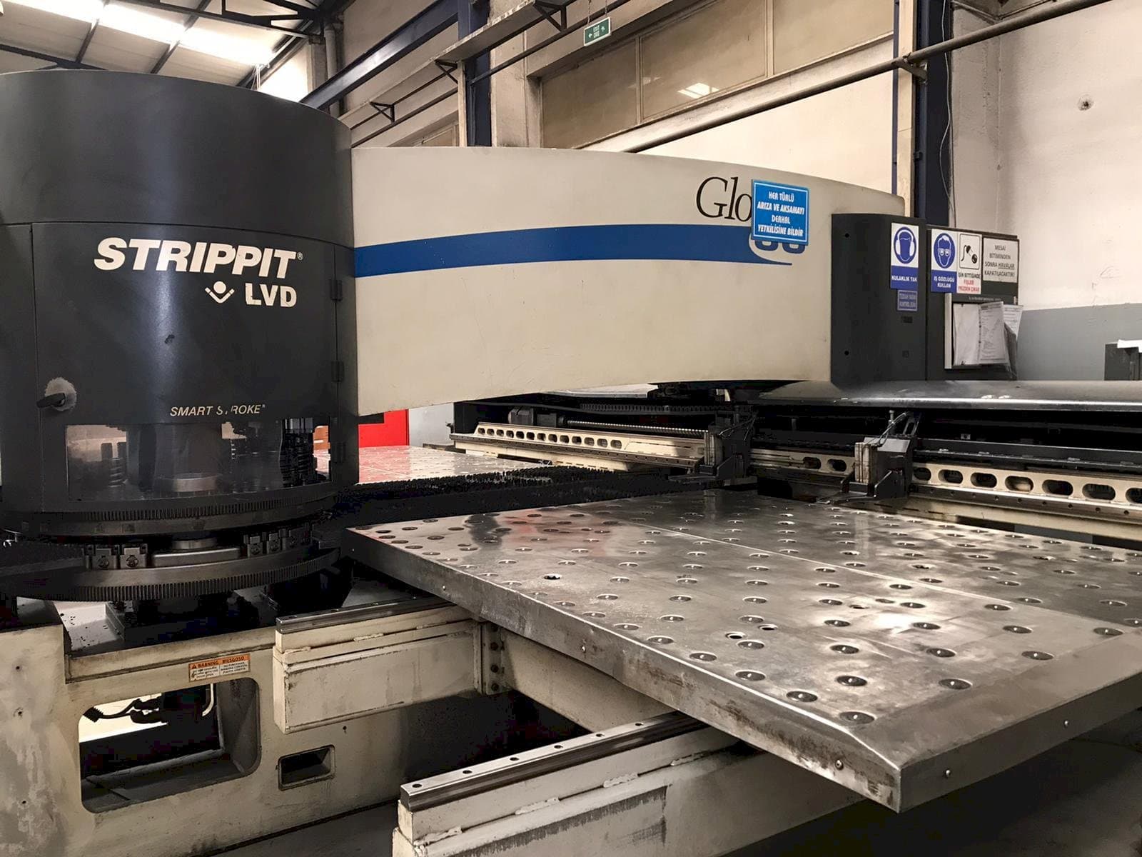 A LVD STRIPPIT Global 30 1525  gép elölnézete