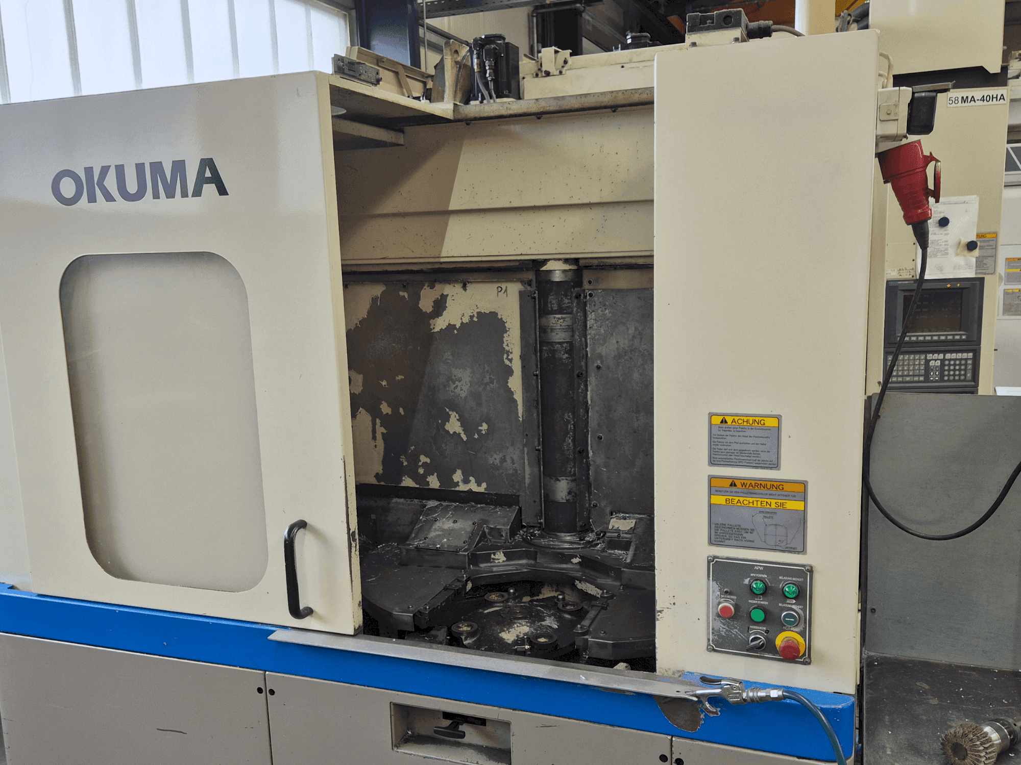 A Okuma MA-40HA  gép elölnézete